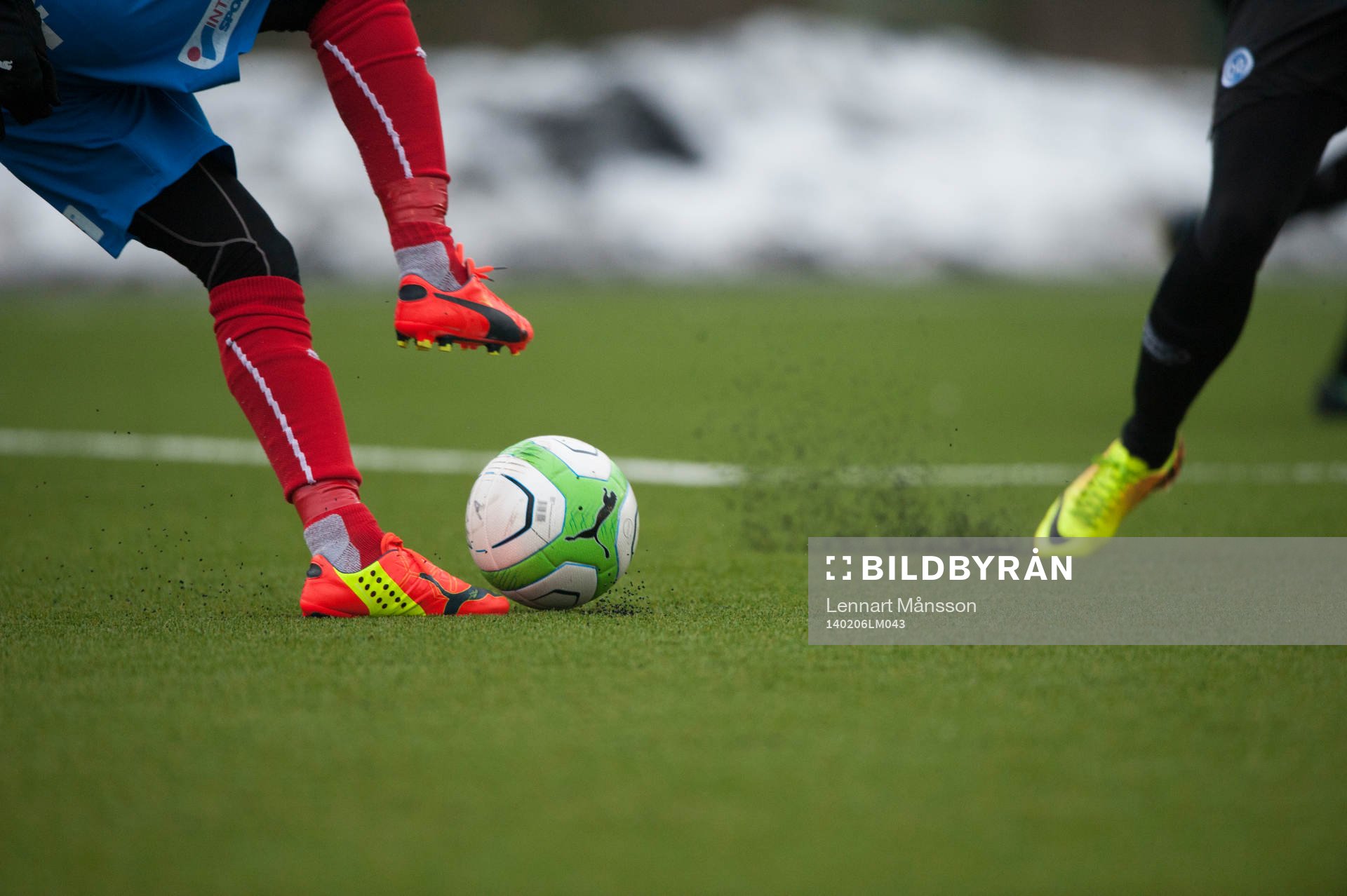 Bollbehandling på konstgräset, fotboll, fotbollsskor