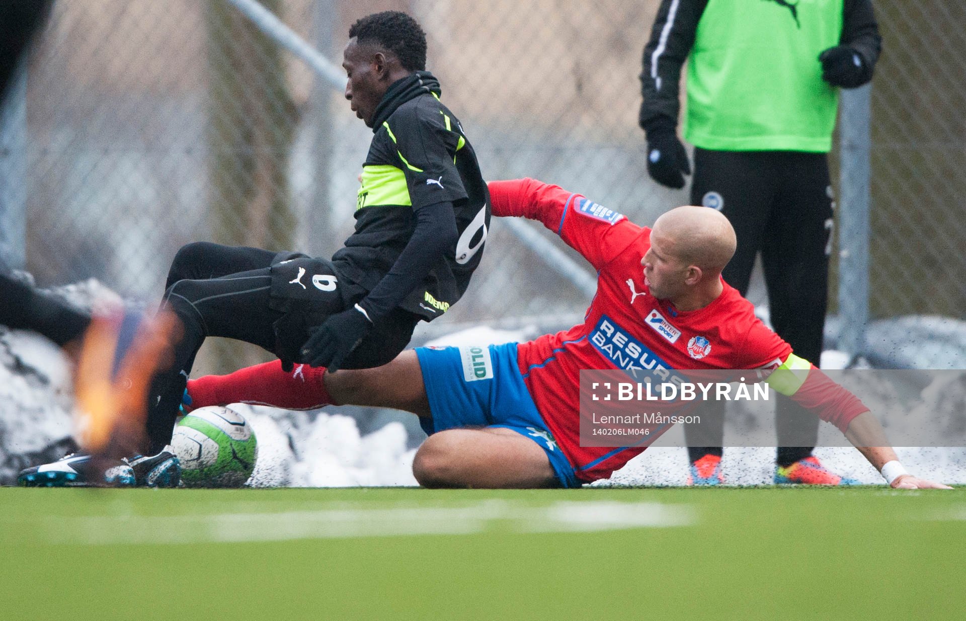 Helsingborgs Mattias Lindström glidtacklar i