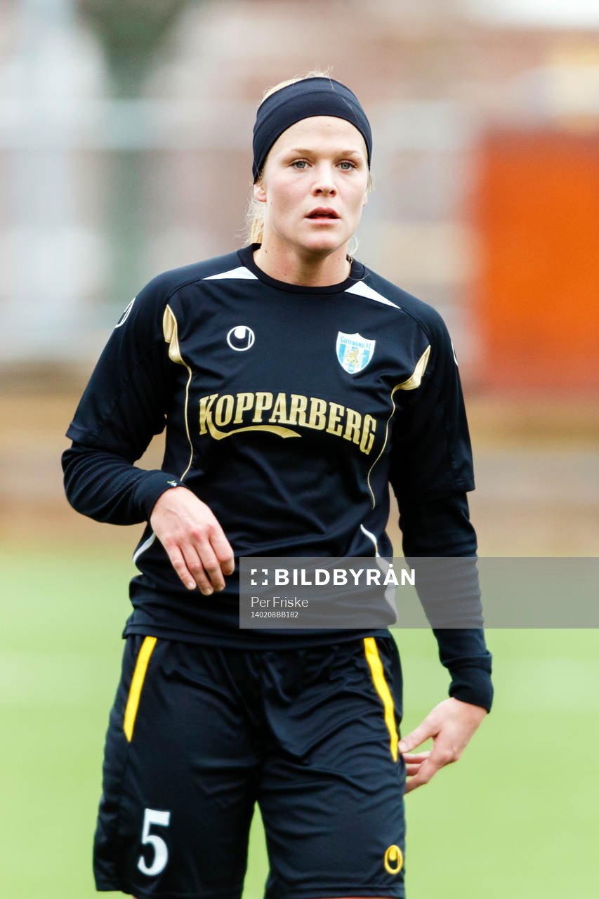 Kopparberg/Göteborgs Kathlene Fernström under träningsmatchen i fotboll mellan Kopparbergs/Göteborg och Hovås/Billdal den 8 februari 2014 i Göteborg .