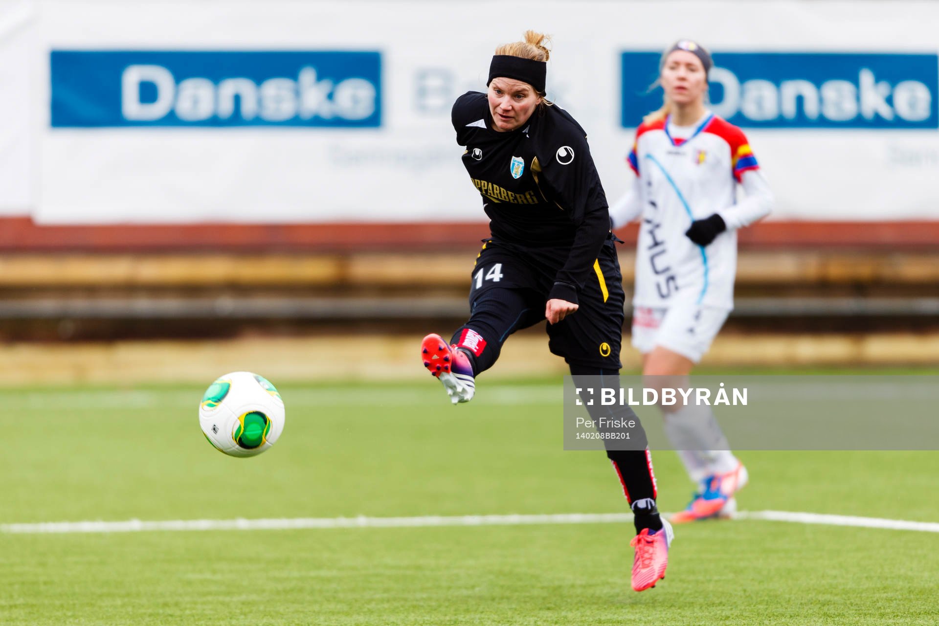 Kopparberg/Göteborgs Sara Linden skjuter ett skott under träningsmatchen i fotboll mellan Kopparbergs/Göteborg och Hovås/Billdal den 8 februari 2014 i Göteborg .