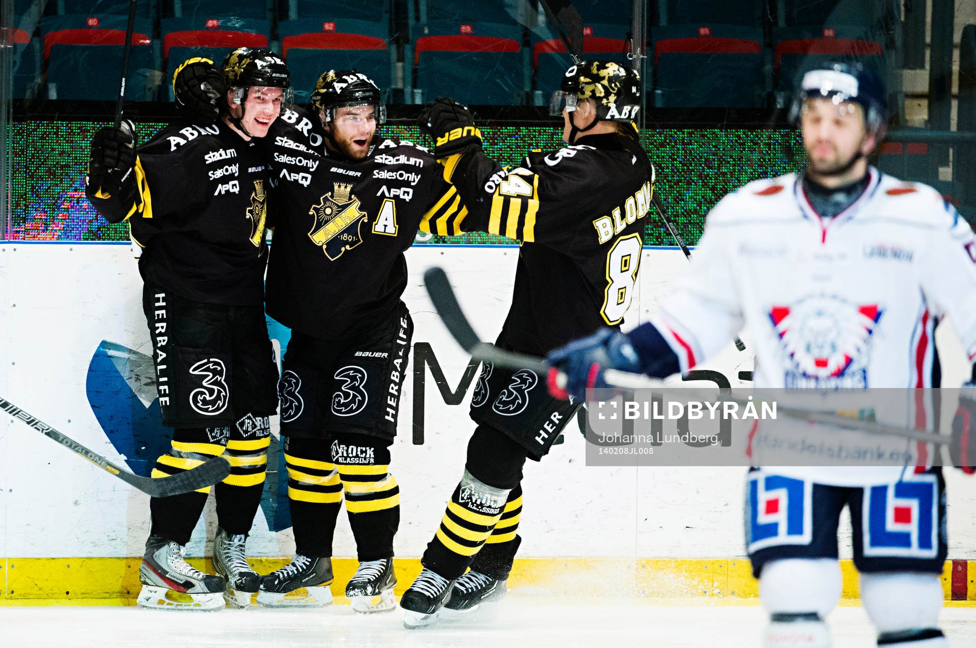 s Dennis Nordström (vänster) jublar