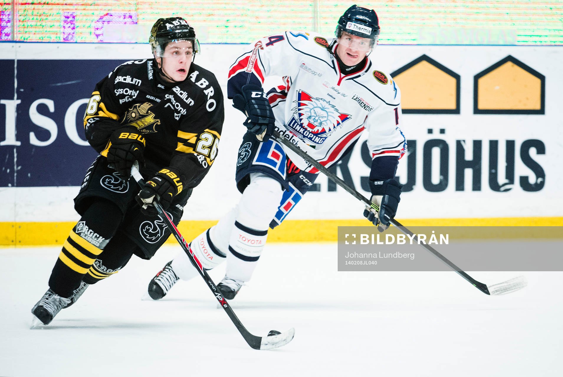 s Mattias Janmark  och Linköpings  Mark Matheson i kamp om