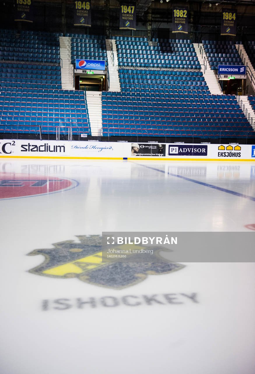 AIKs märke på isen och ett tomt Hovet