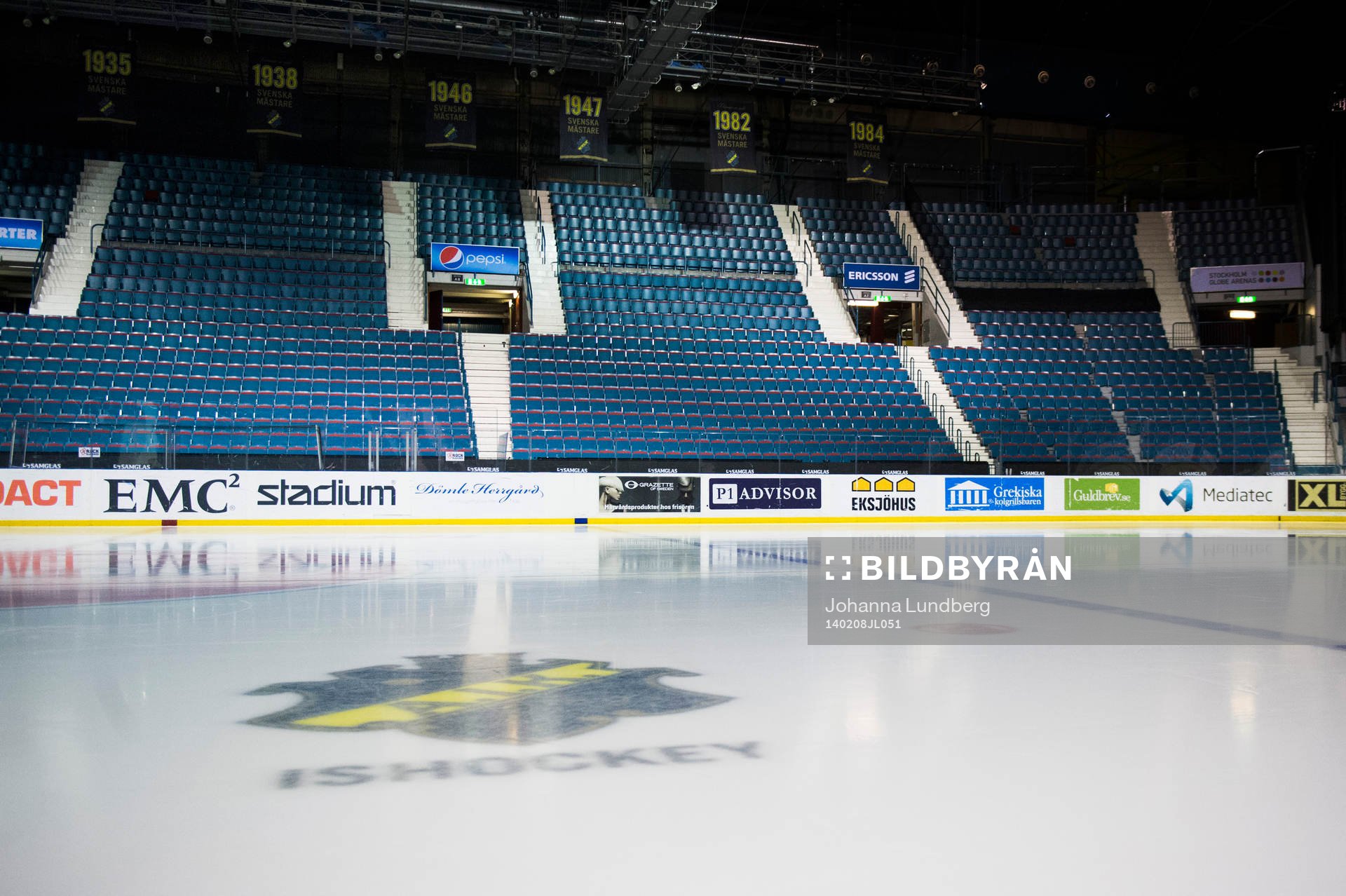 AIKs märke på isen och ett tomt Hovet