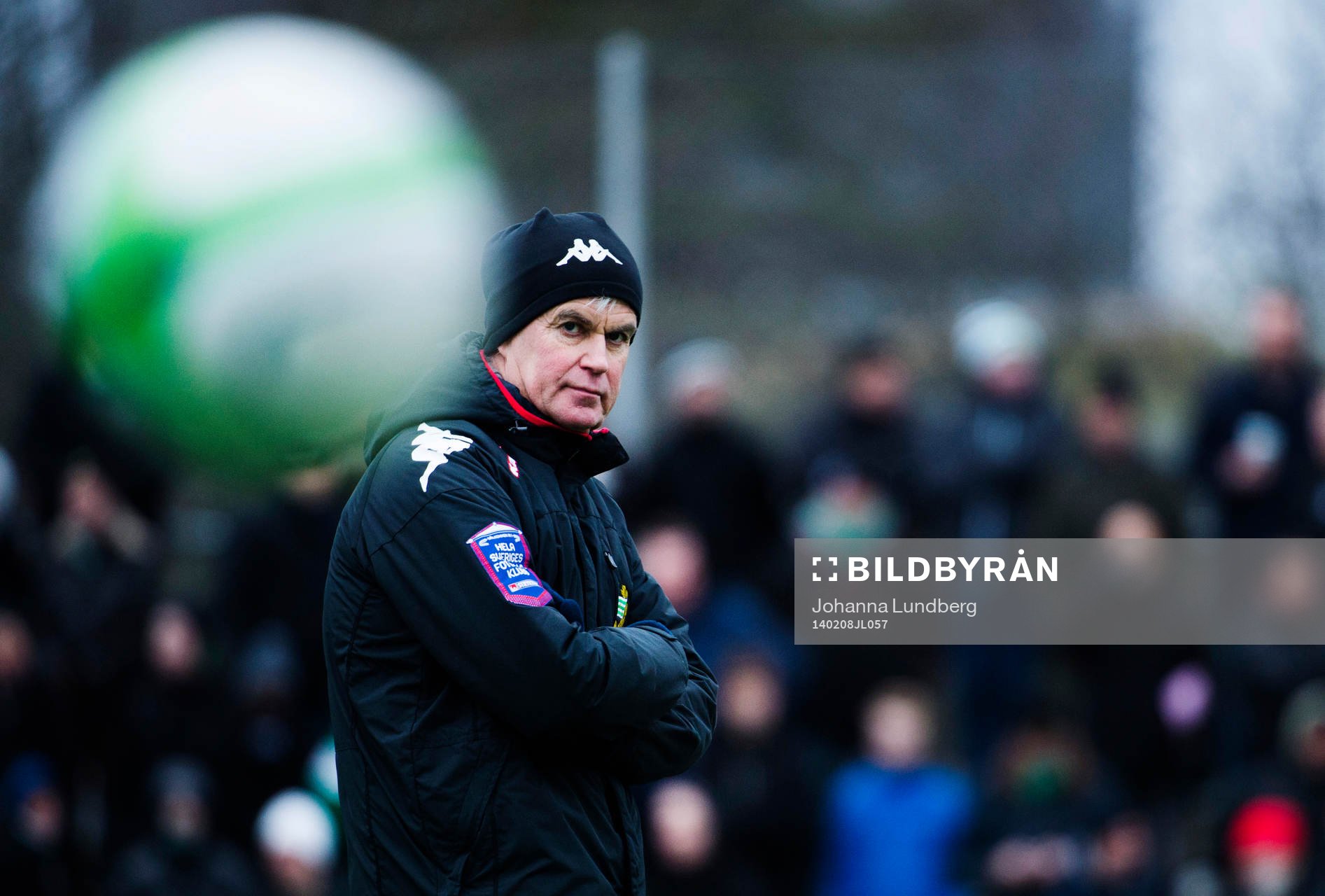 Hammarbys tränare Nanne Bergstrand bevakar uppvärmningen
