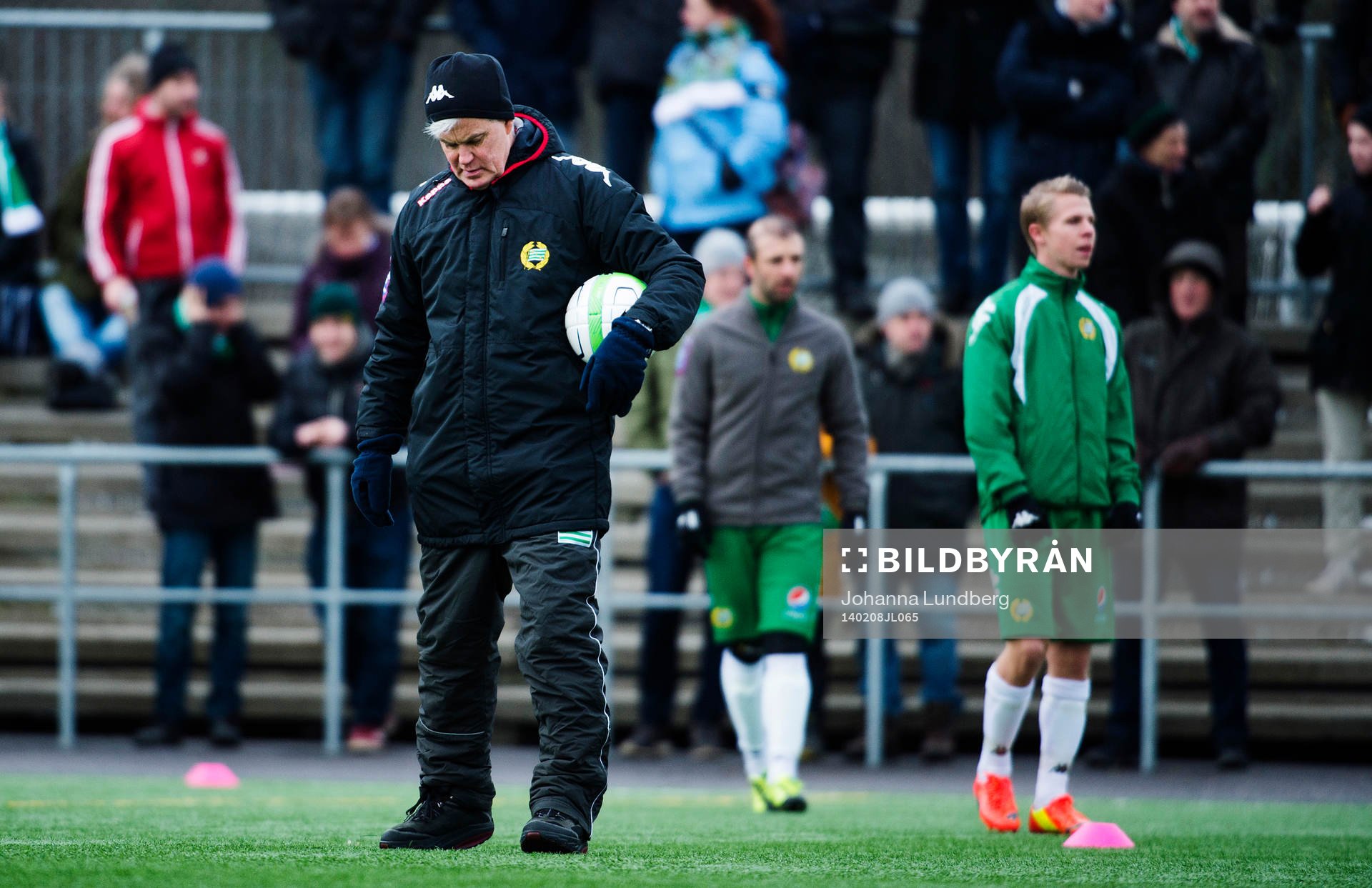 Hammarbys tränare Nanne Bergstrand bevakar uppvärmningen