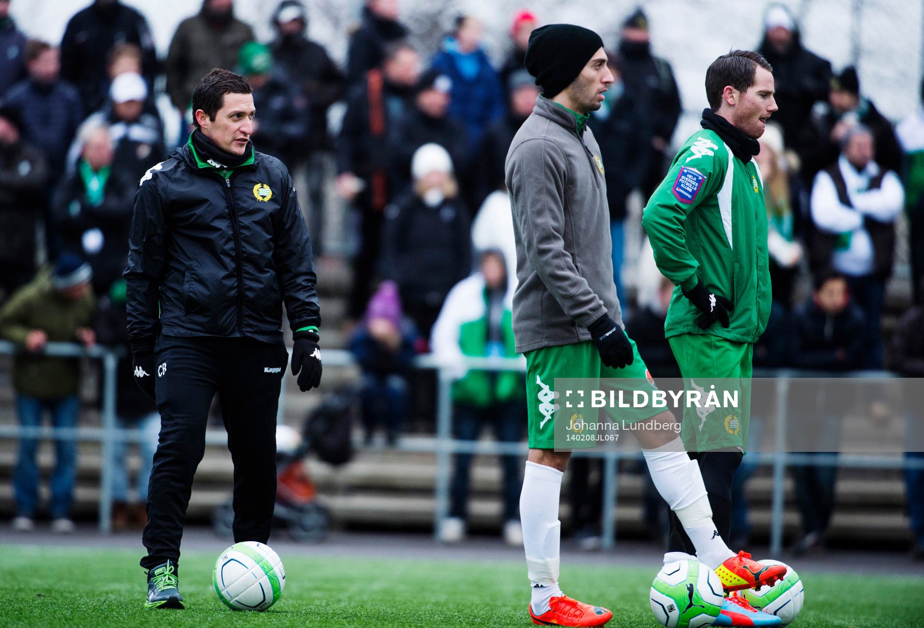 Hammarbys assisterande tränare Carlos Banda bevakar