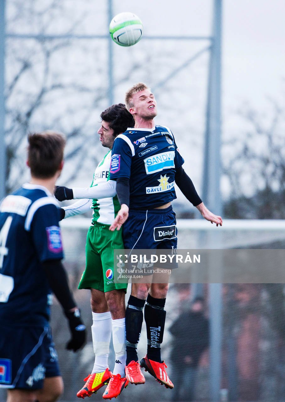 Hammarbys Nahir Besara i en luftduell med Gefles Robin