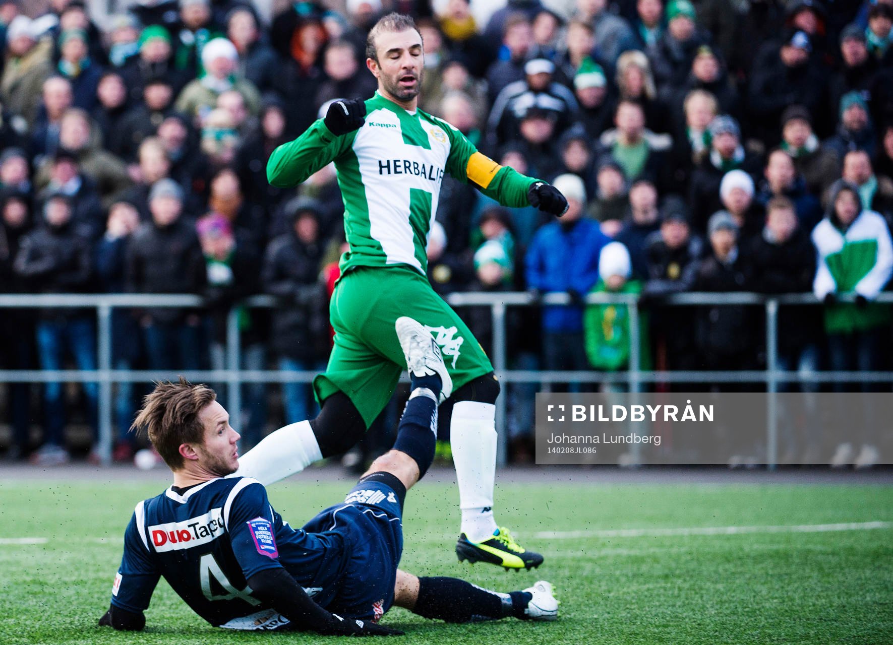 Hammarbys Kennedy Bakircioglu stoppas av Gefles Anders