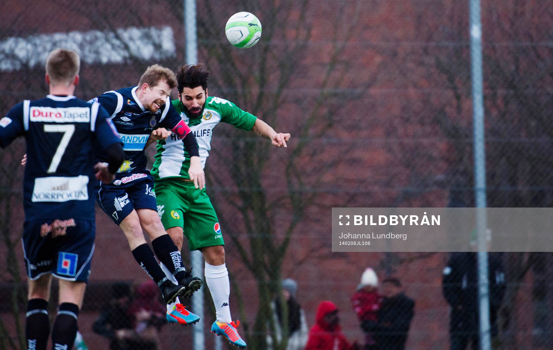 Gefles Jonas Lantto och Hammarbys  Stefan Batan i en