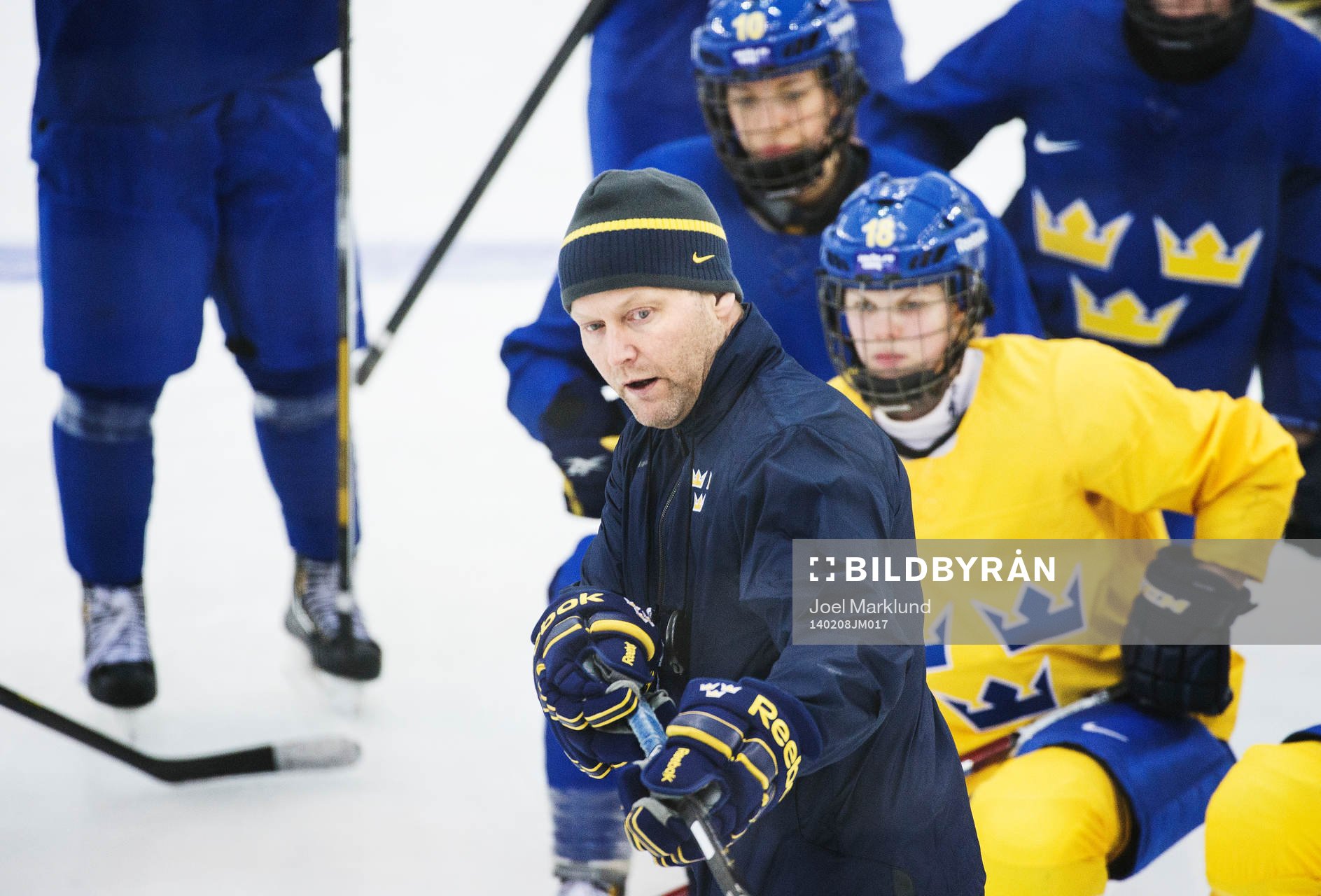 Förbundskapten Niclas Högberg har en genomgång på