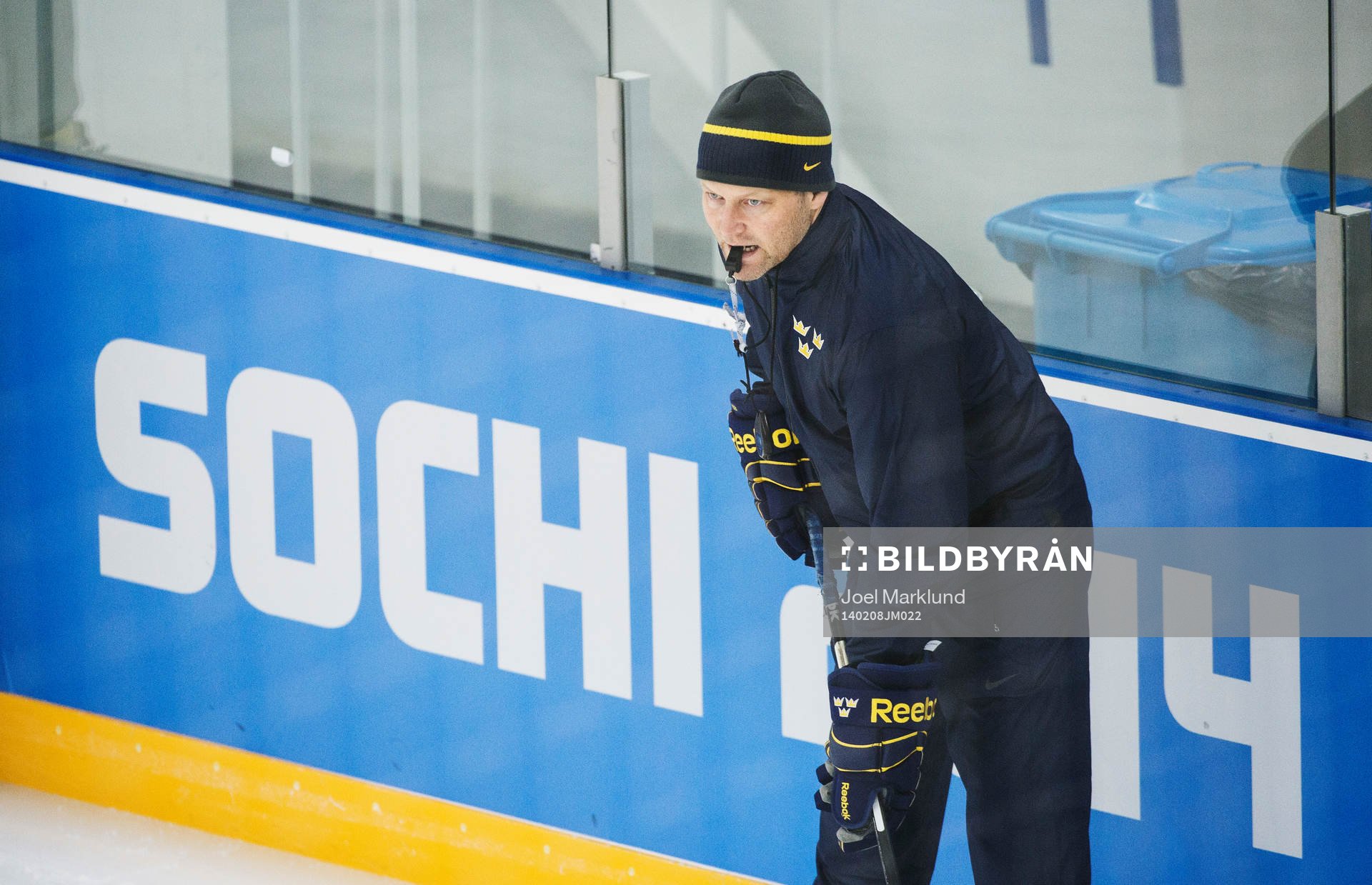 Förbundskapten Niclas Högberg på Damkronornas träning