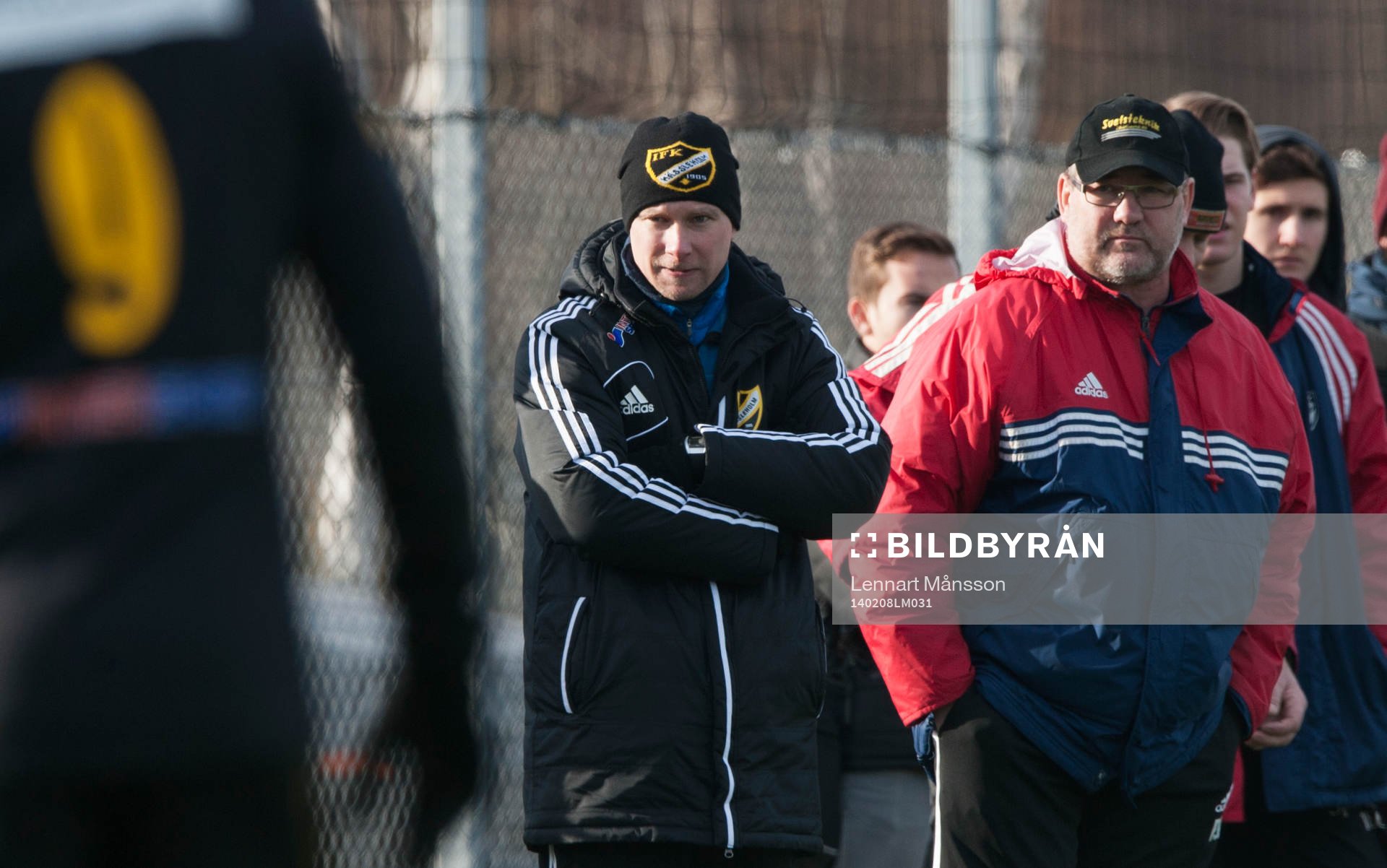 IFK Hässleholms tränare Daniel Nilsson och Patrik Lennartsson i träningsmatchen i fotboll mellan IFK Hässleholm och Kristianstad i Hässleholm 8 februari 2014.