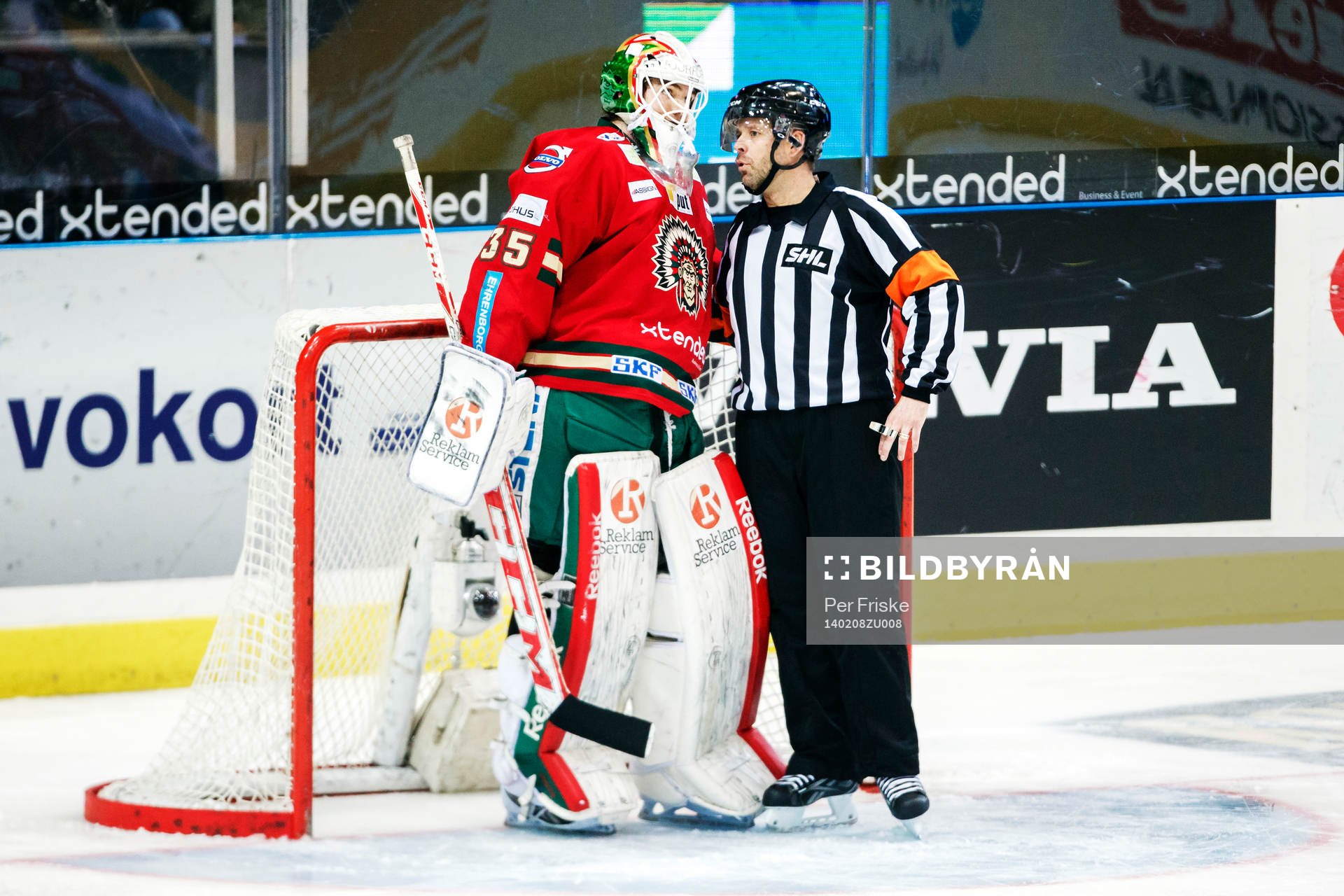 Domare Patrik Sjöberg pratar med Frölundas målvakt Linus
