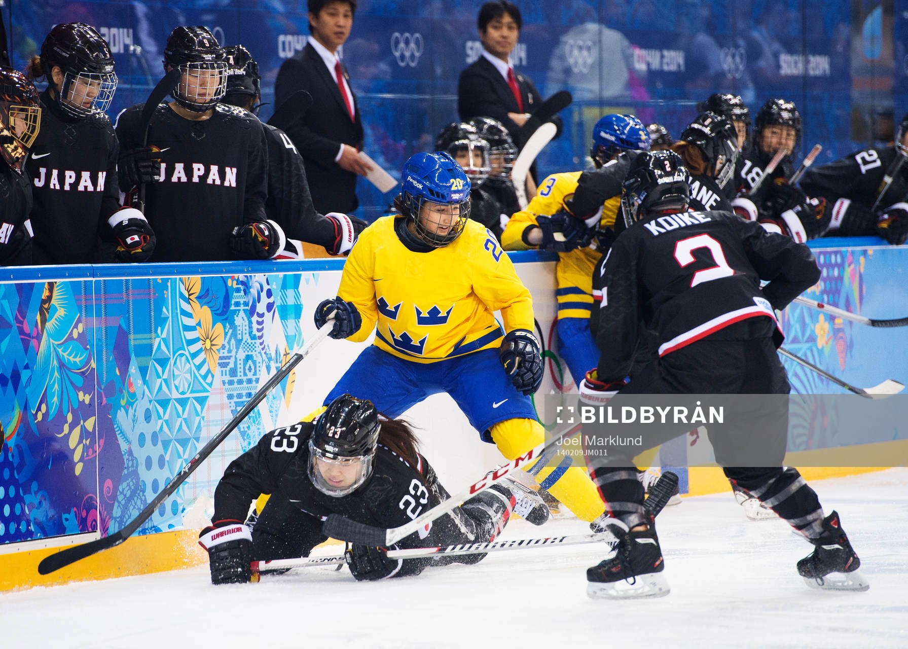 Japans Ami Nakamura faller i en närkamp med Sveriges Fanny