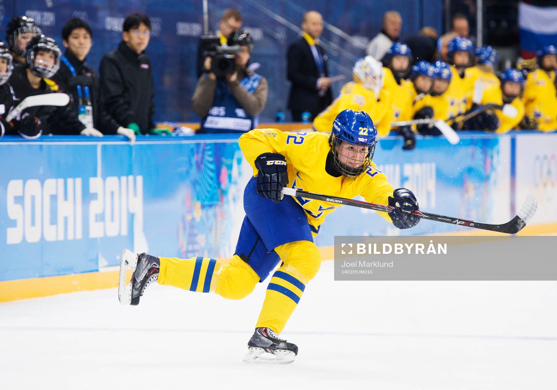 Sveriges Emma Eliasson skjuter det skott som Jenni