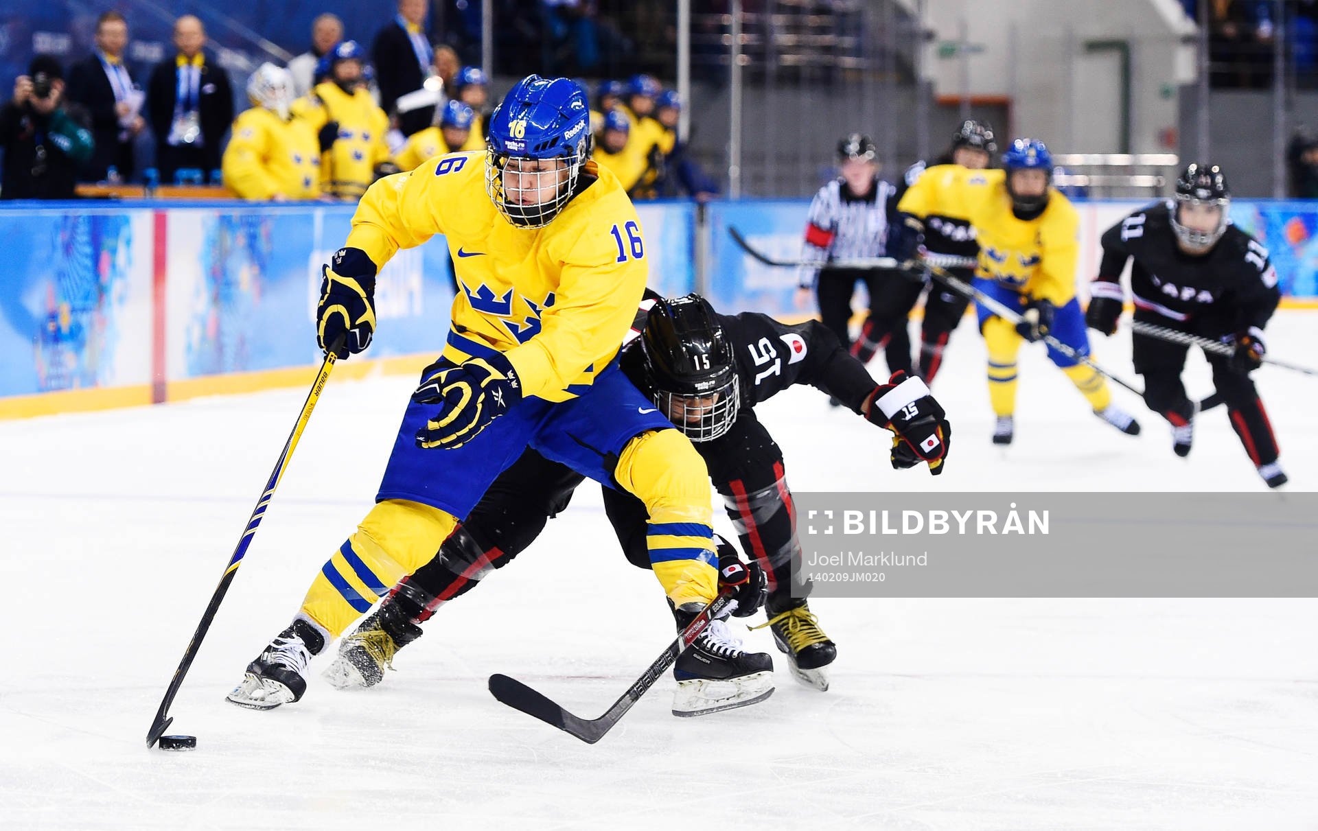 Sveriges Pernilla Winberg tar sig förbi Japans Rui Ukita