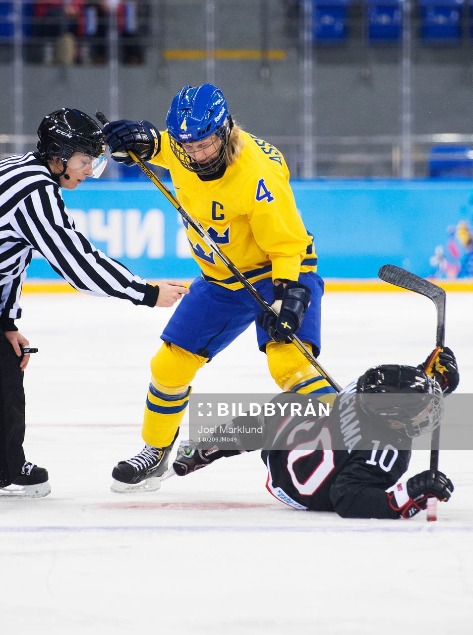 Sveriges Jenni Asserholt fäller Japans Haruna Yoneyama vid