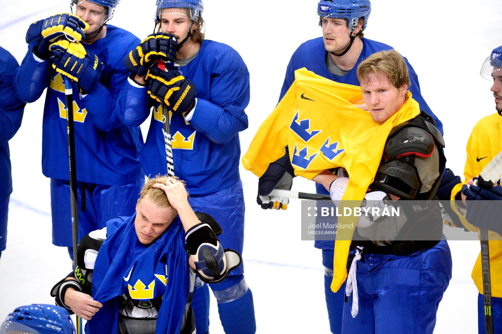 Sveriges Jakob Silfverberg och Sebastian Landeskog byter