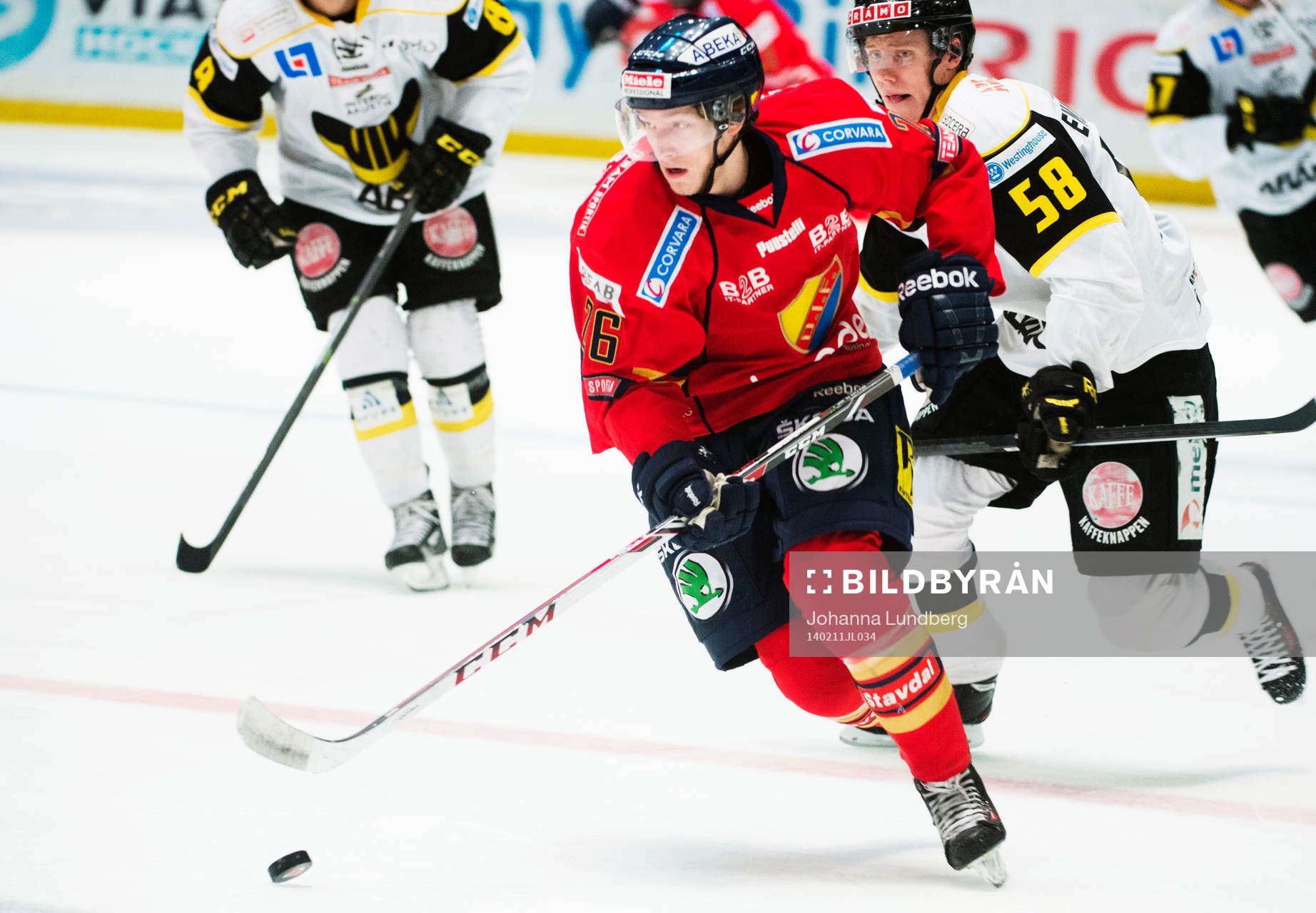 Djurgårdens Henrik Nyberg jagas av Västerås Jonas