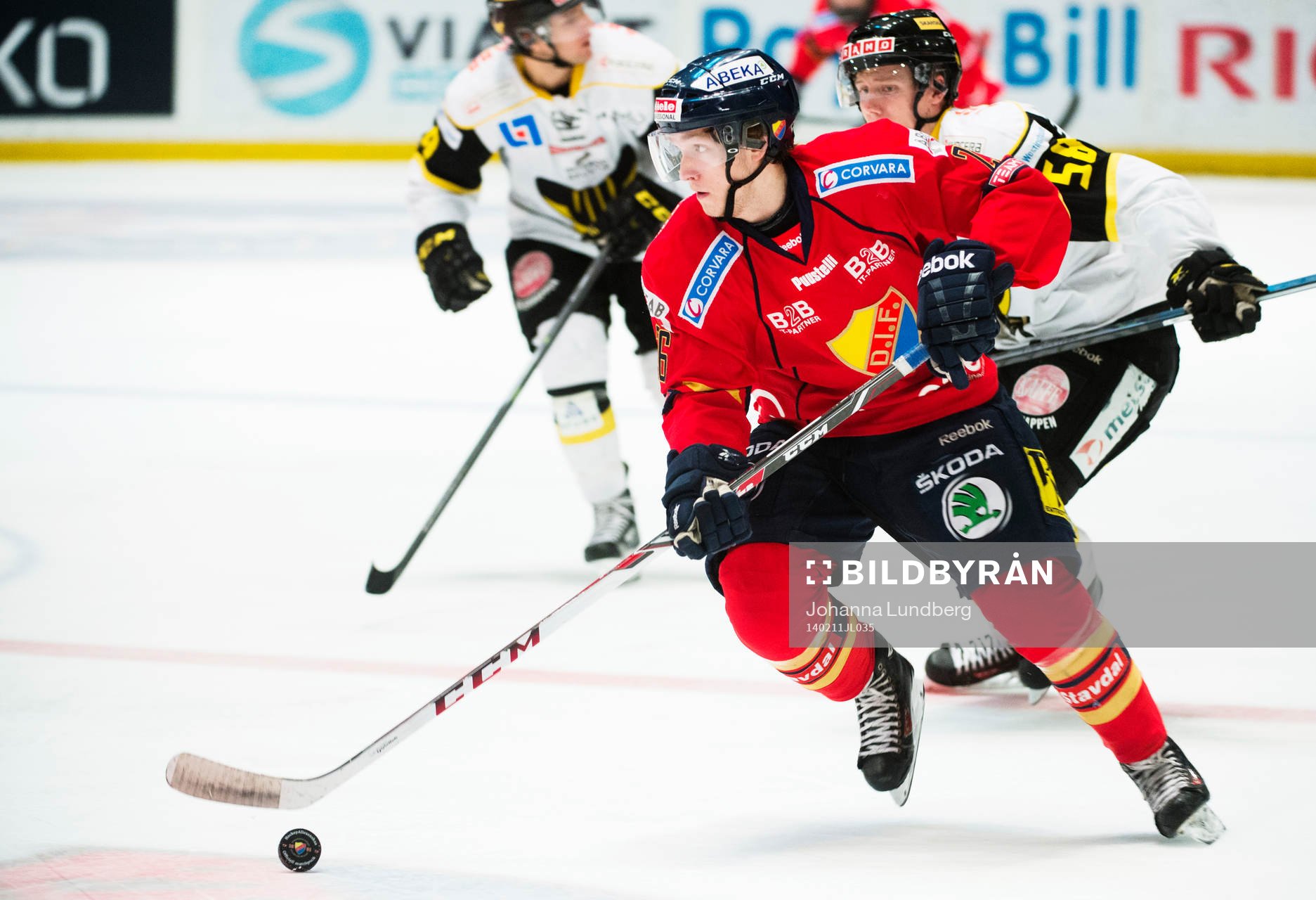 Djurgårdens Henrik Nyberg jagas av Västerås Jonas