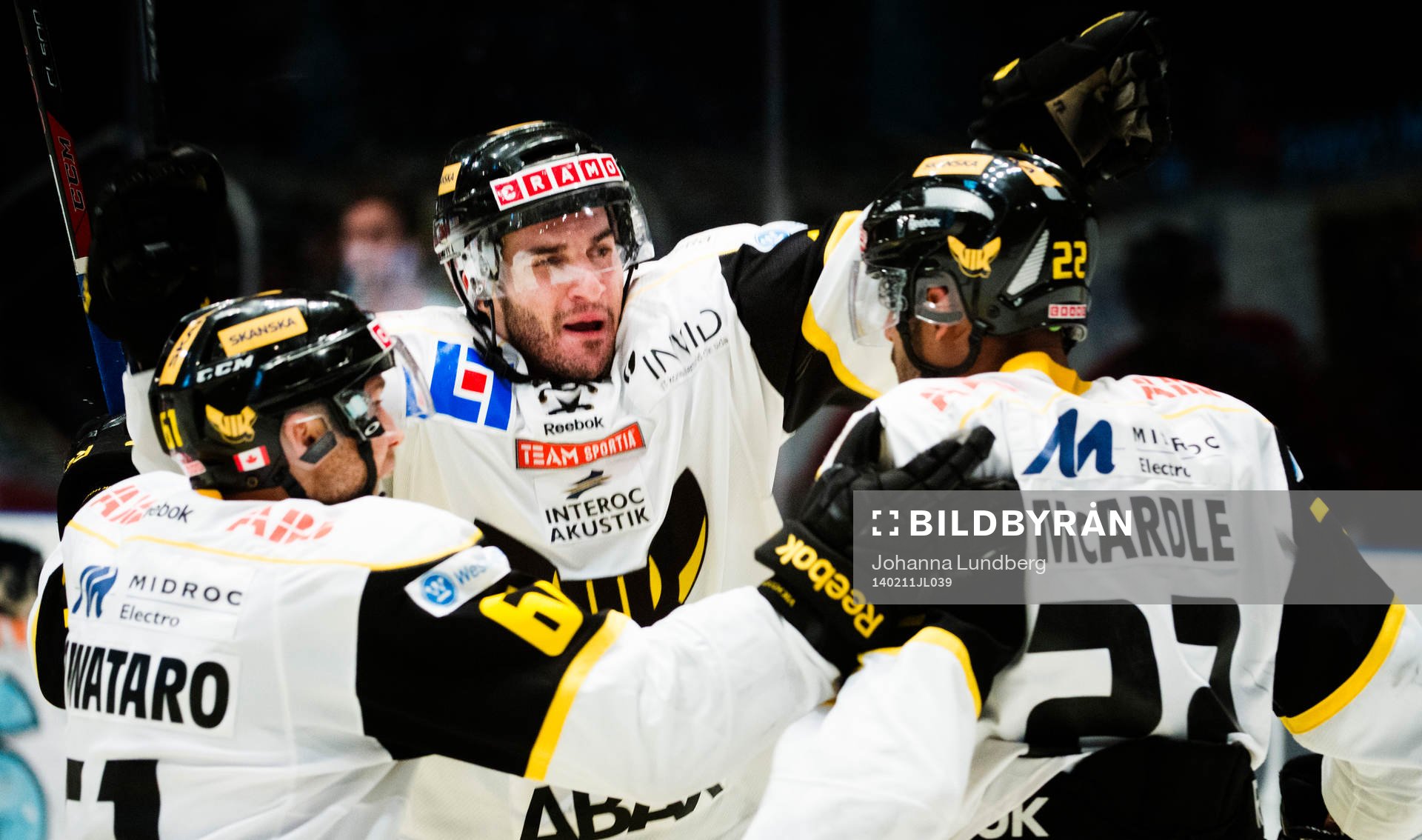 Västerås Luca Caputi jublar med sina lagkamrater