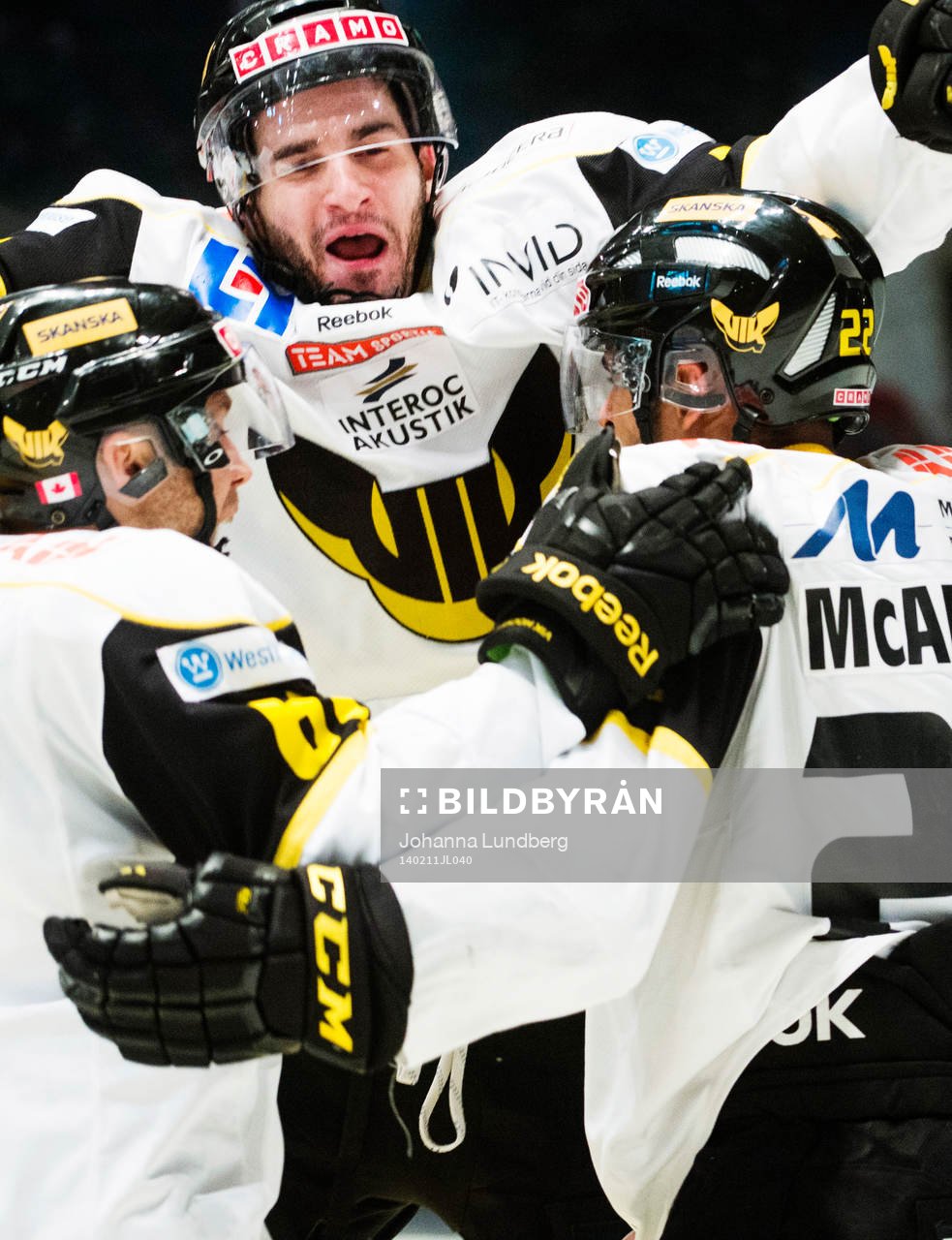 Västerås Luca Caputi  jublar med sina lagkamrater