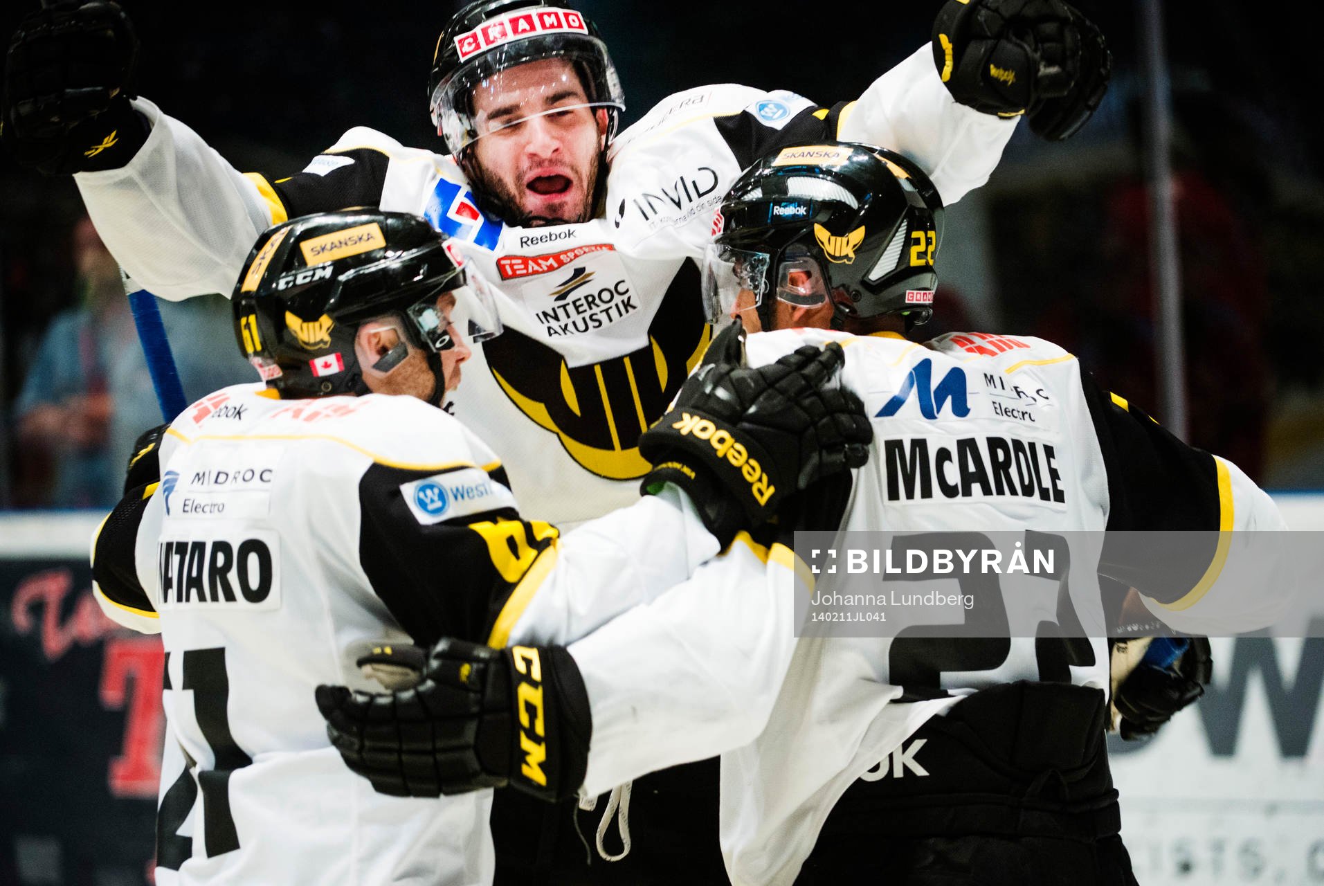 Västerås Luca Caputi jublar med sina lagkamrater