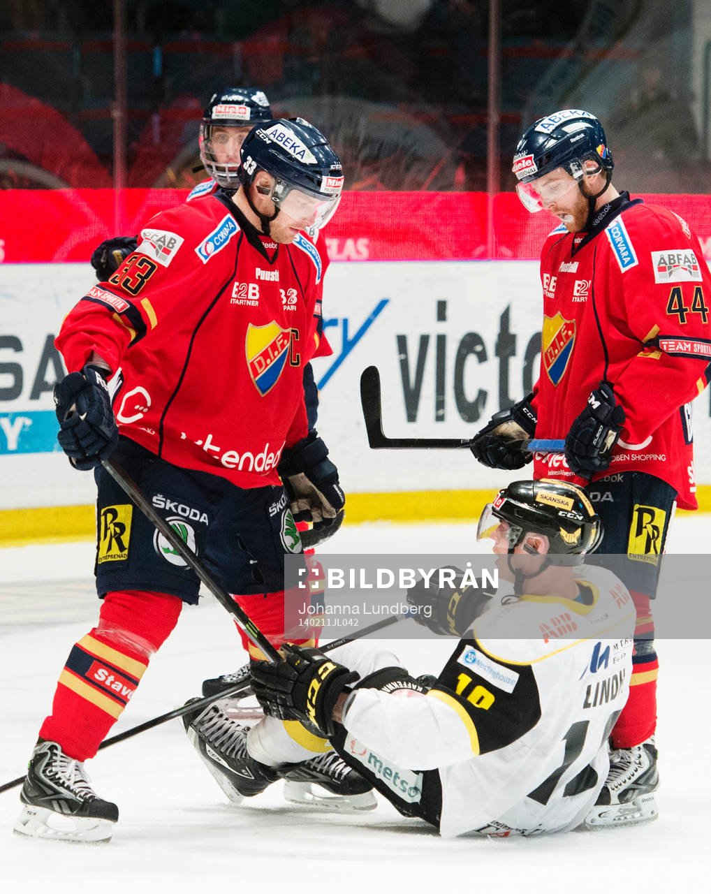 Djurgårdens Timmy Pettersson och Mattias Guter   tittar