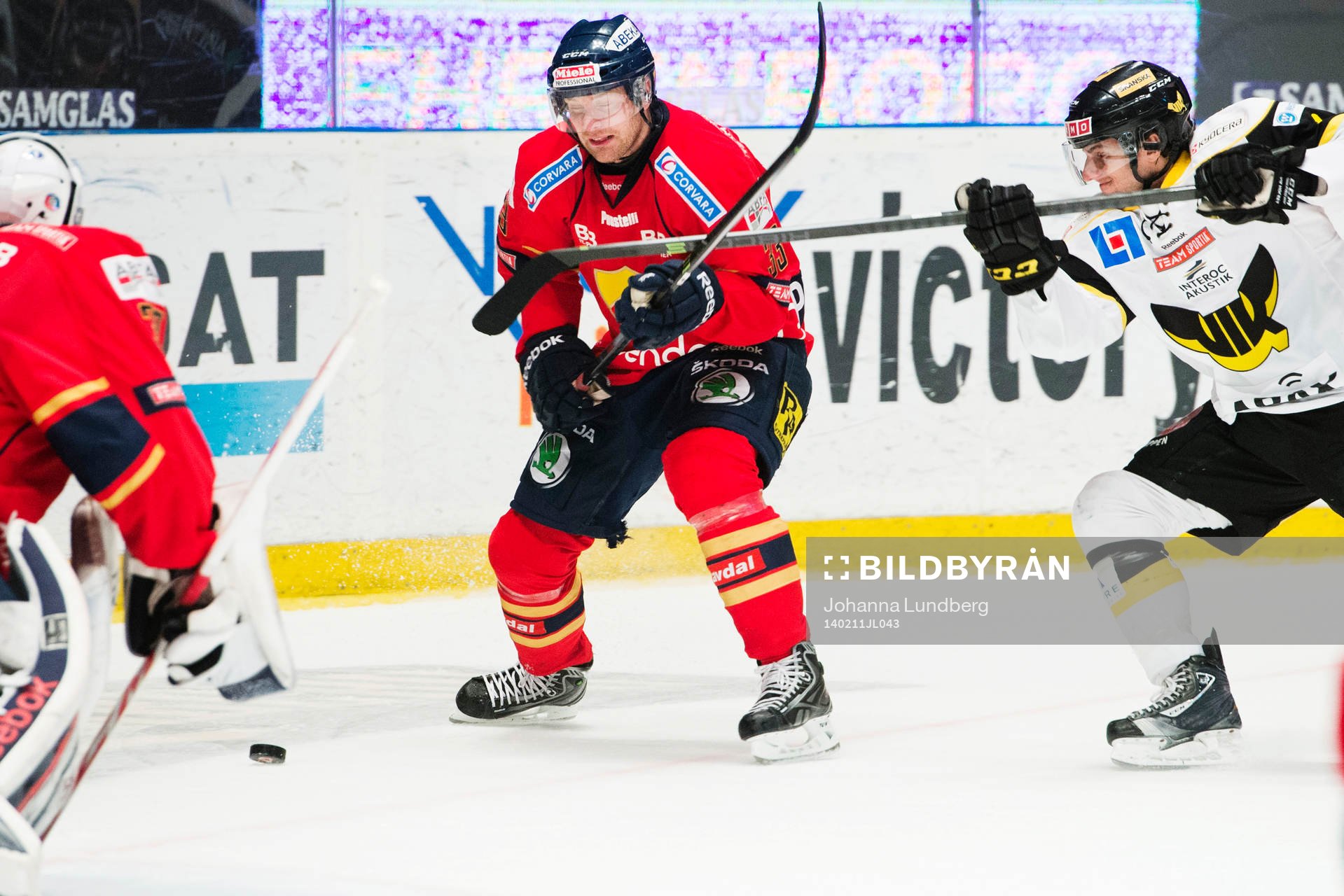 Djurgårdens Timmy Pettersson träffas av Västerås Tony