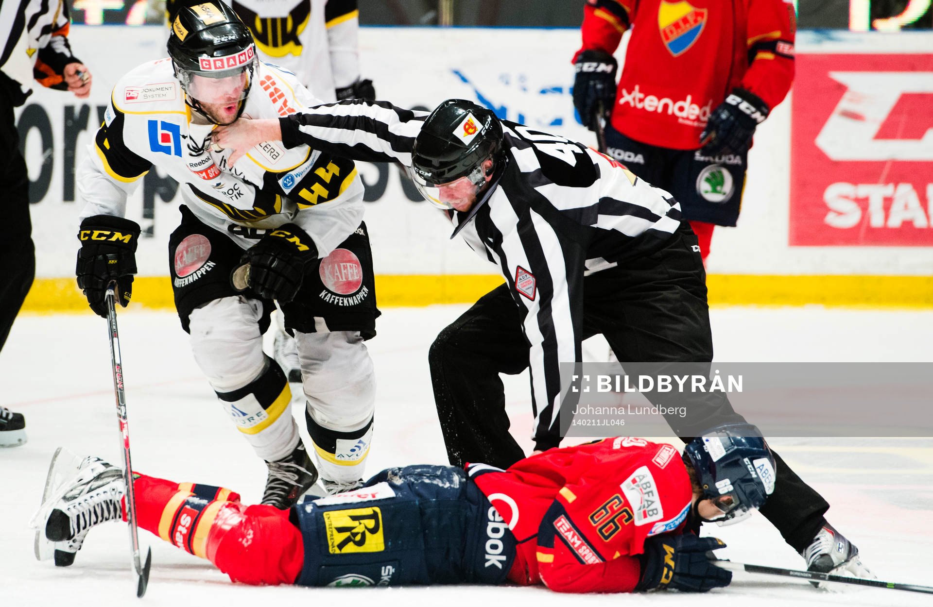 Västerås Per Helmersson  försöker rycka tag i