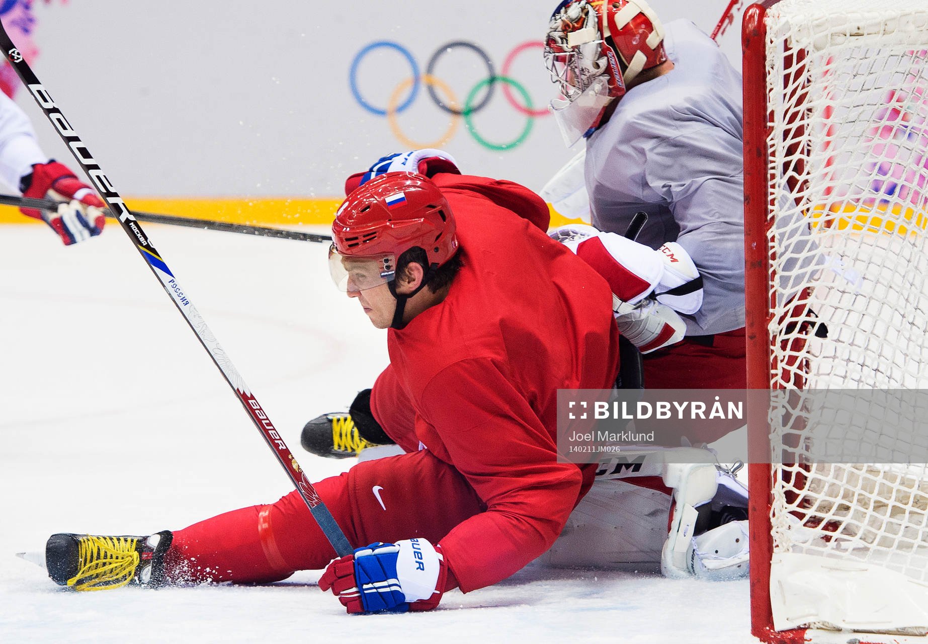 Alexander Ovechkin kraschar in i målvakten på Rysslands
