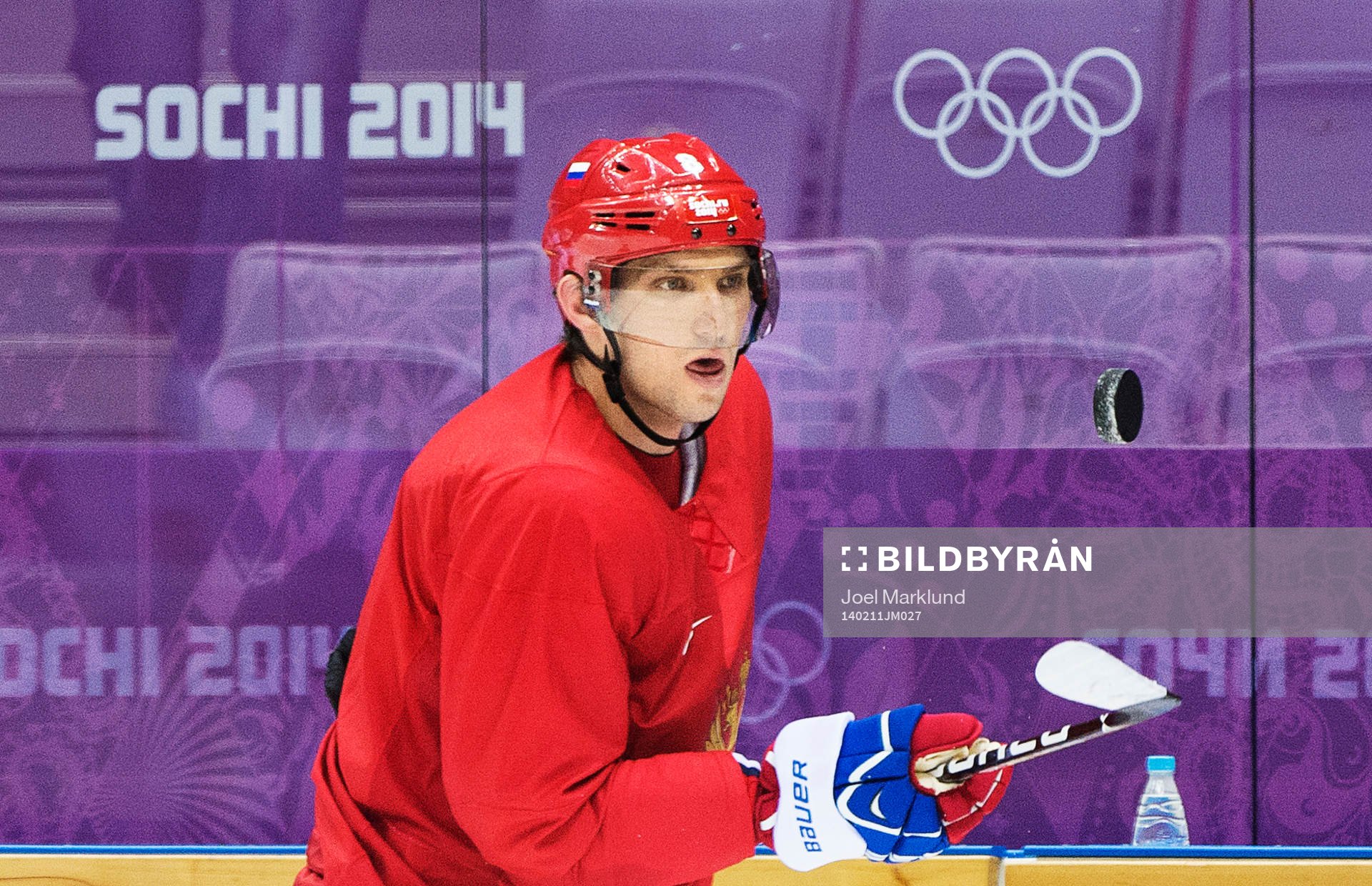 Alexander Ovechkin trixar med en puck på Rysslands