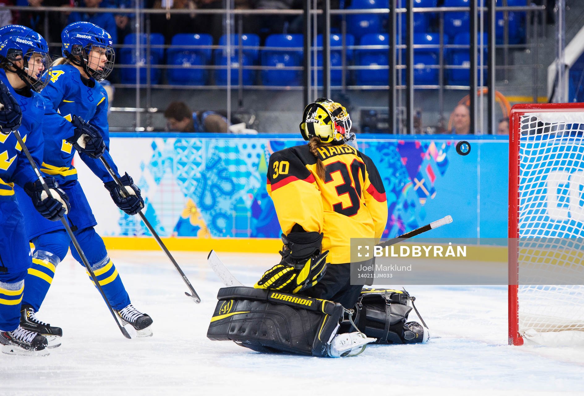 Sveriges Emma Nordin och Erika Grahm ser 0-1-pucken från