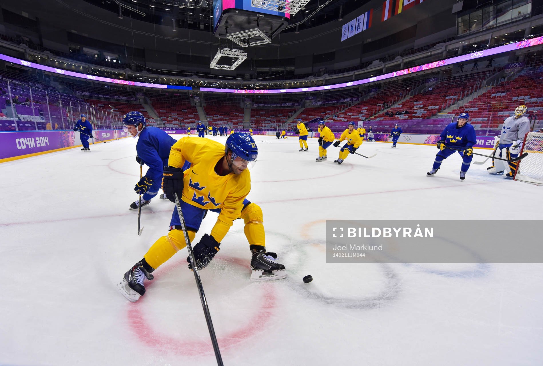 Johnny Oduya jagar pucken framför Nicklas Bäckström