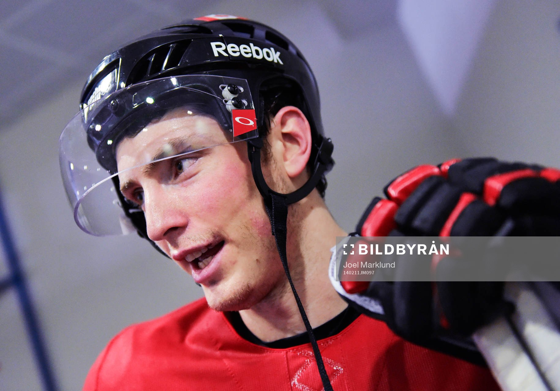 Matt Duchene blir intervjuad av media