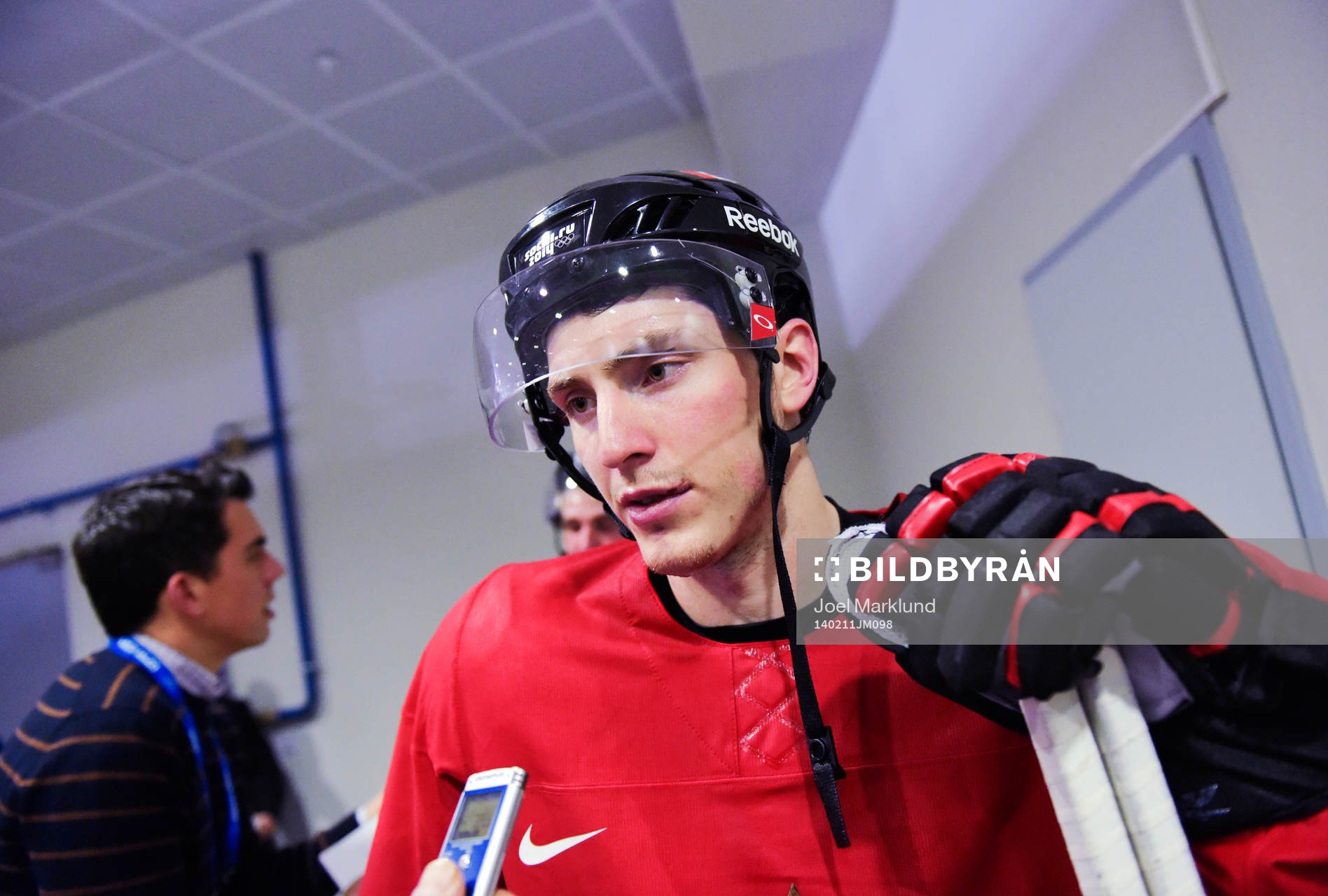 Matt Duchene blir intervjuad av media