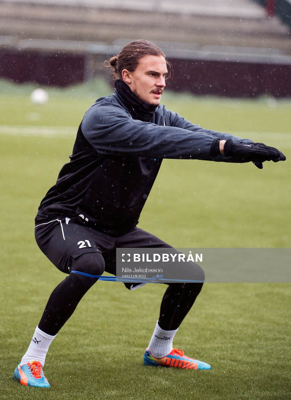 Malmö FFs Erik Johansson tränar med ett gummiband när