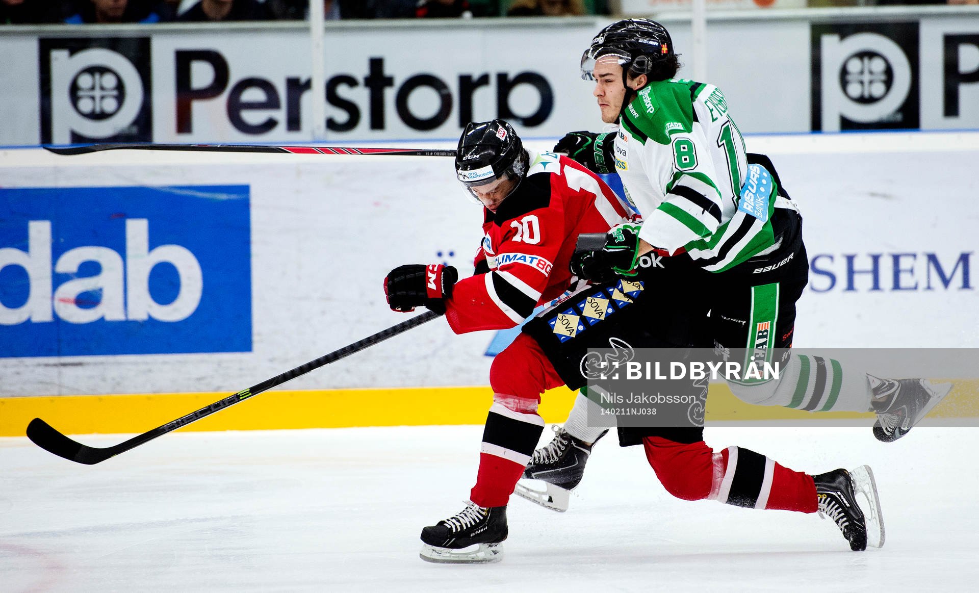 Malmö Redhawks Robin Alvarez tacklar Rögle Dennis Everberg