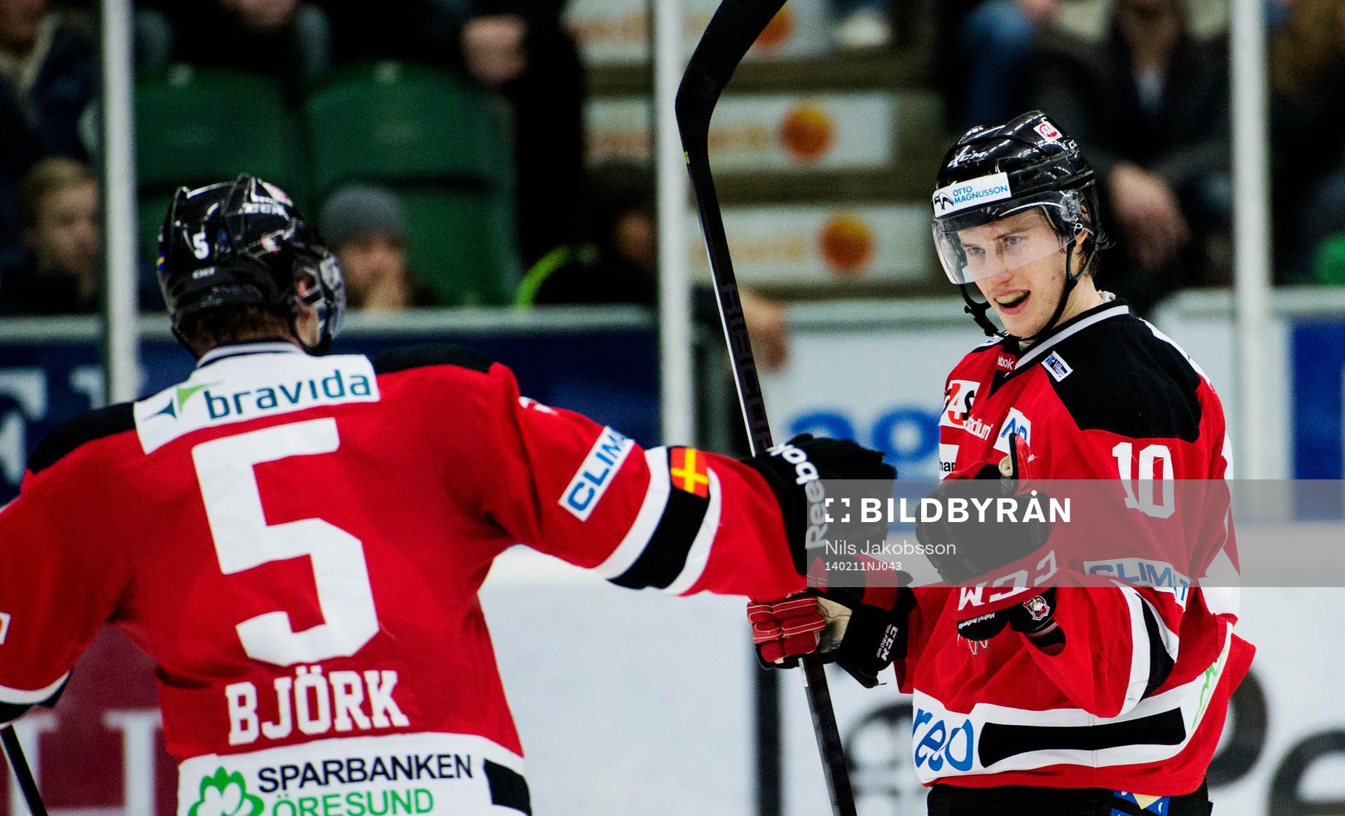 Malmö Redhawks Johan Björk jublar med Robin Alvarez som