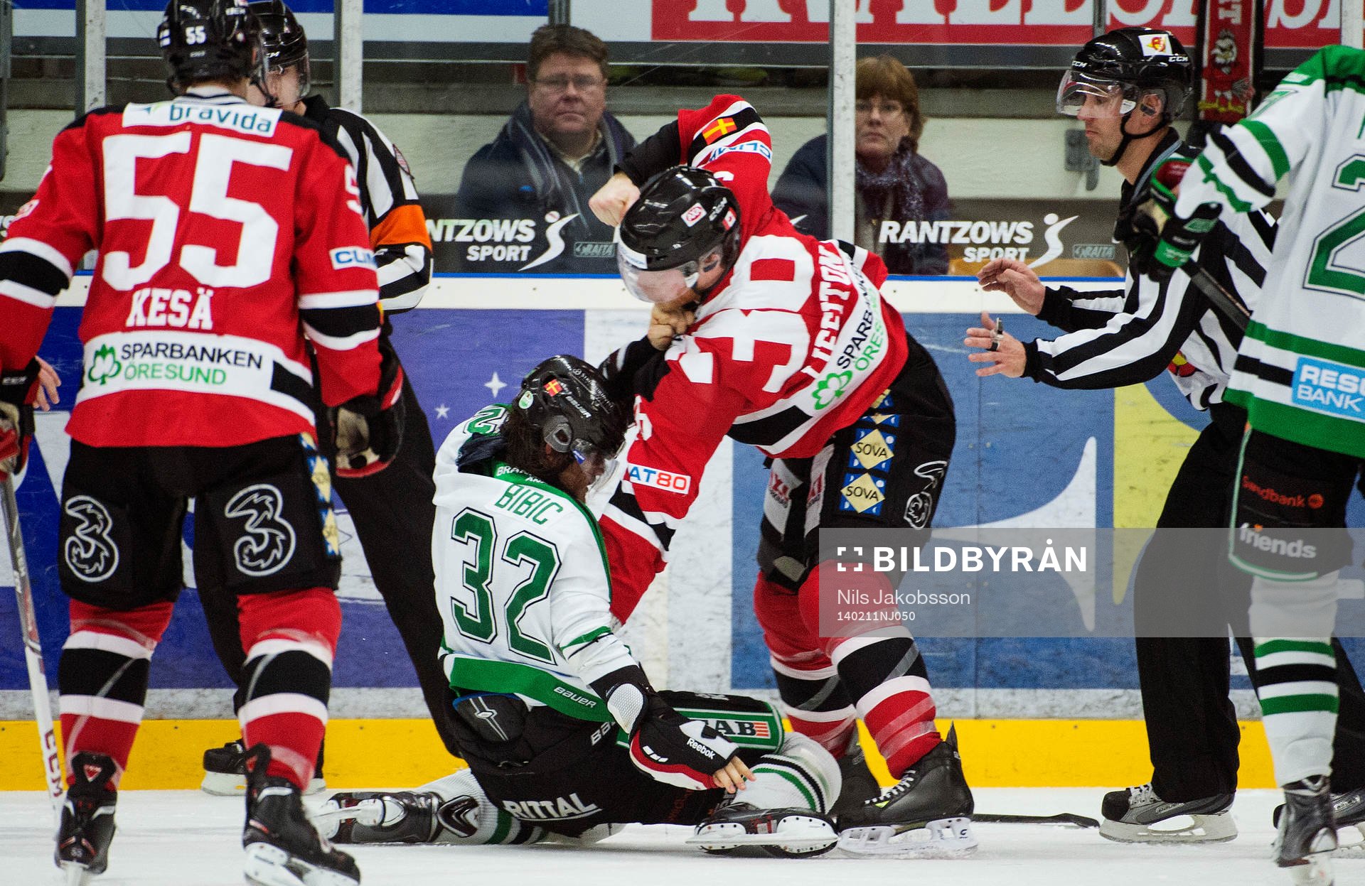 Malmö Redhawks David Liffiton i ett slagsmål mot Rögles
