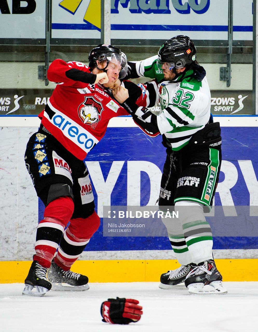 Malmö Redhawks David Liffiton i ett slagsmål mot Rögles