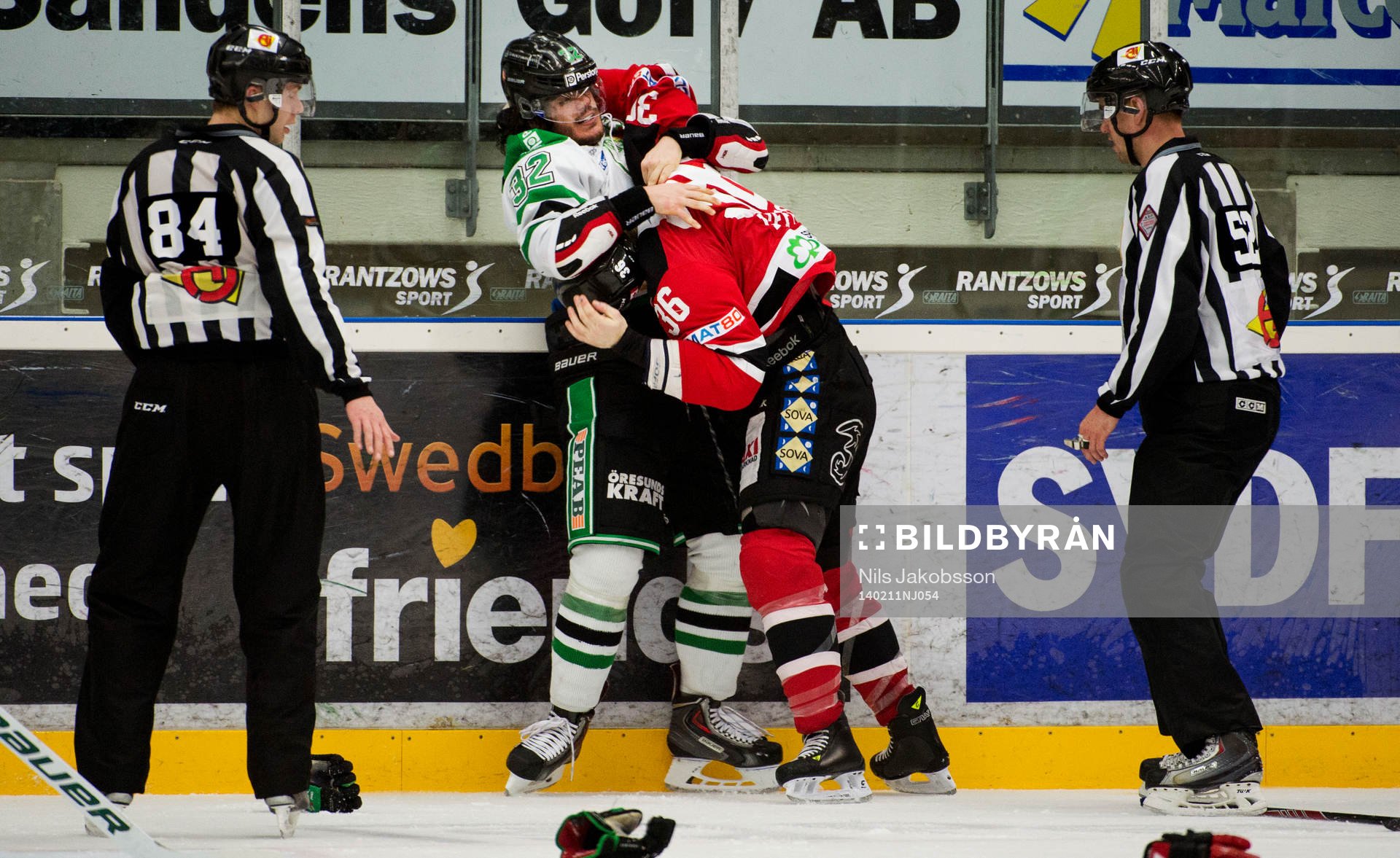 Malmö Redhawks David Liffiton i ett slagsmål mot Rögles