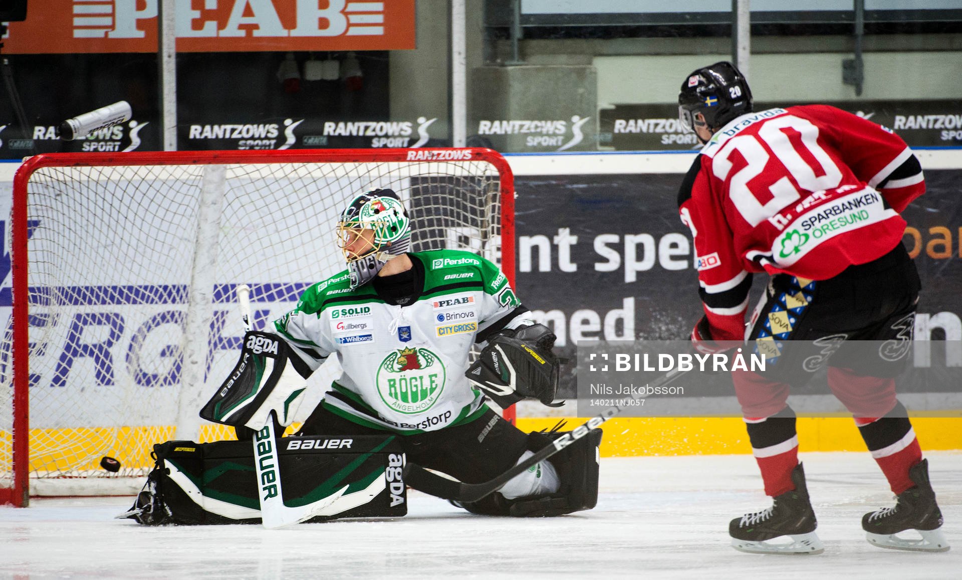 Rögles målvakt Brandon Maxwell ser pucken från Malmö