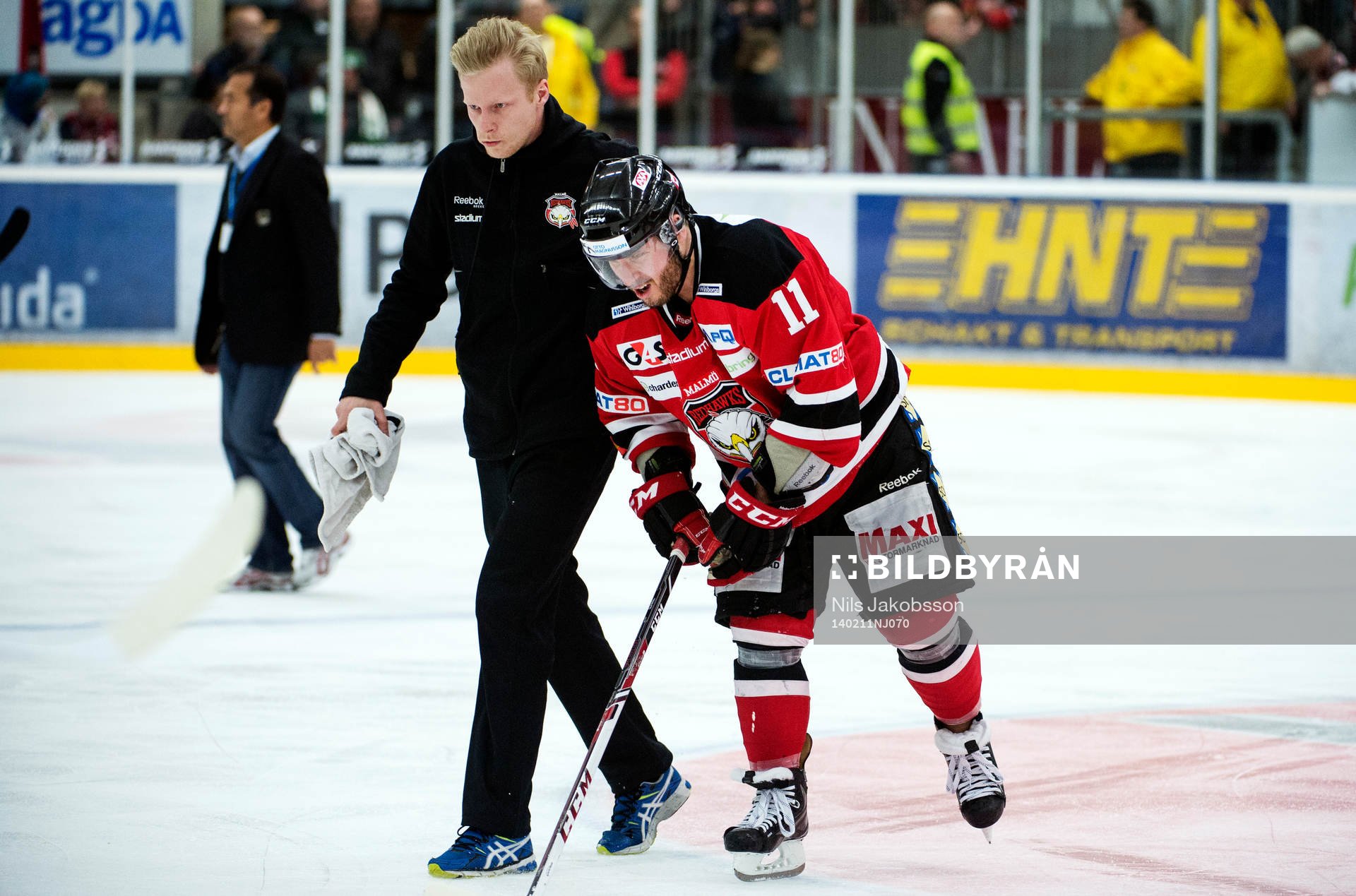 Malmö Redhawks Joey Tentute hjälps av banan