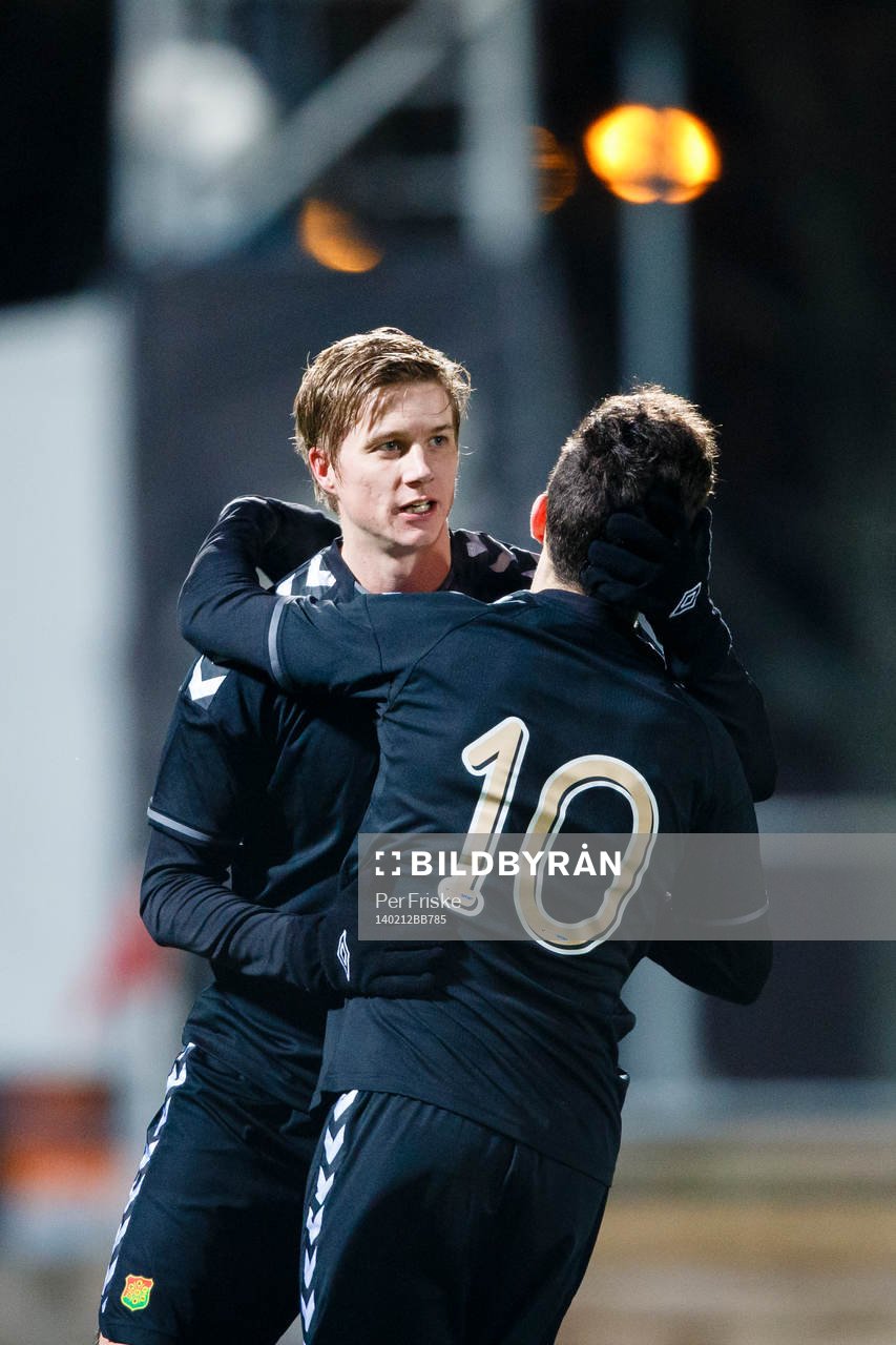 Gais Andreas Drugge gratuleras av Petrit Zhubi