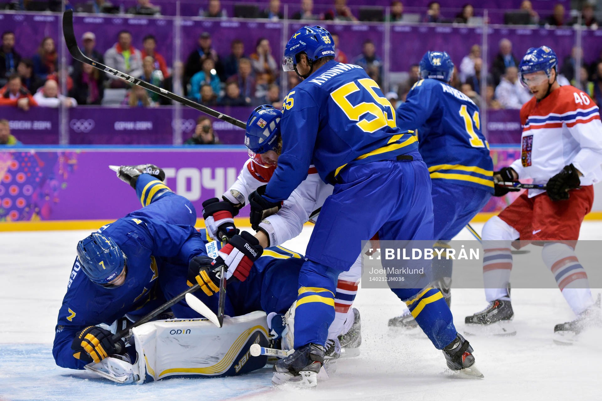 Sveriges Henrik Tallinder och Niklas Kronwall håller bort