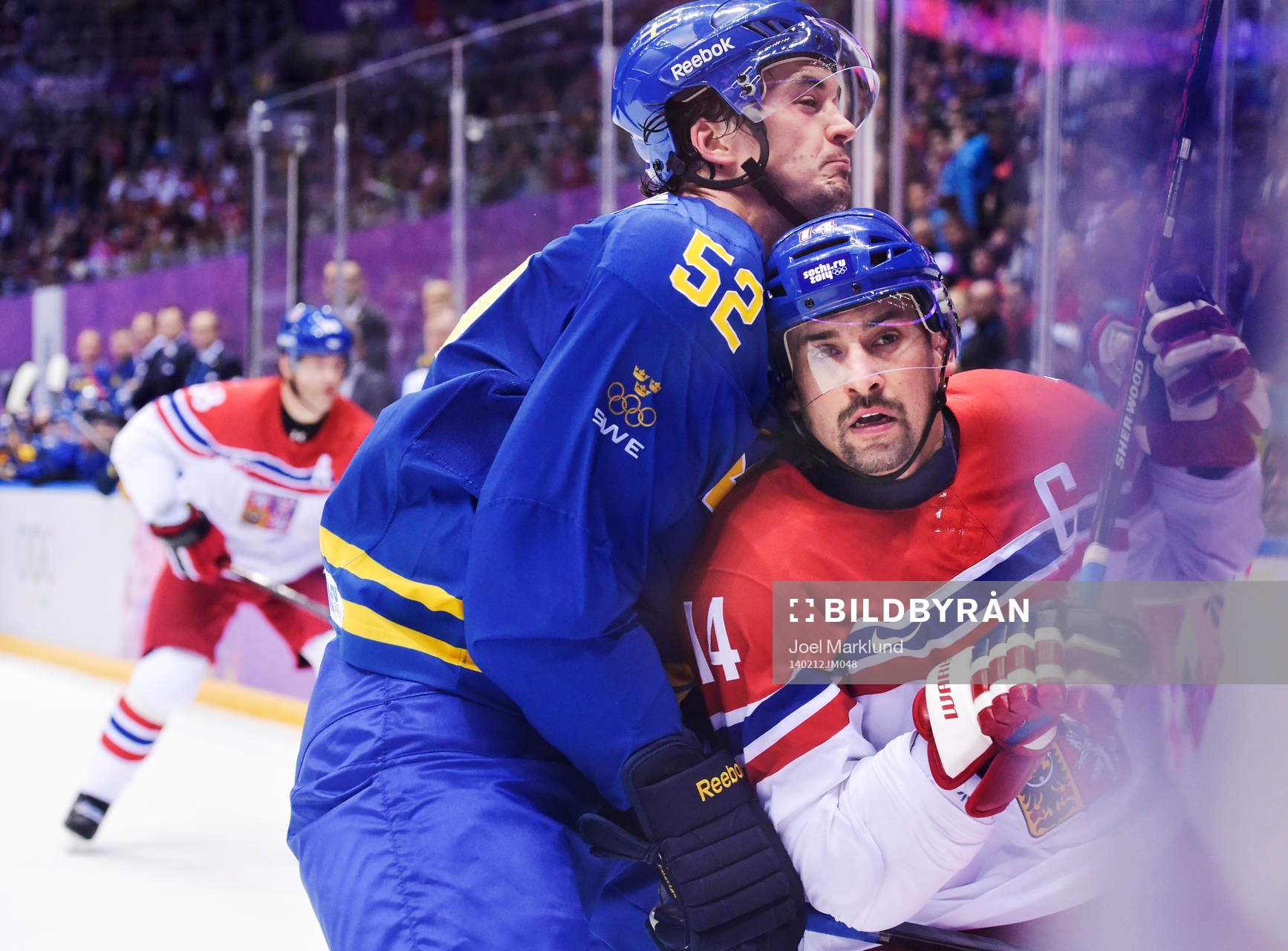 Sveriges Jonathan Ericsson tacklar Tjeckiens Tomas Plekanec