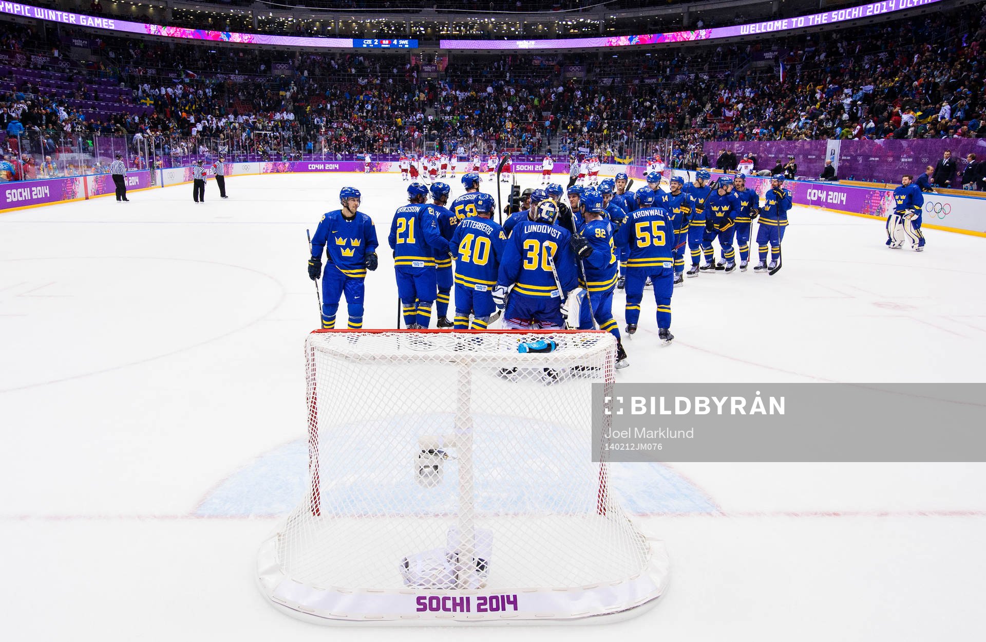 Sveriges spelare samlas kring målvakten Henrik Lundqvist