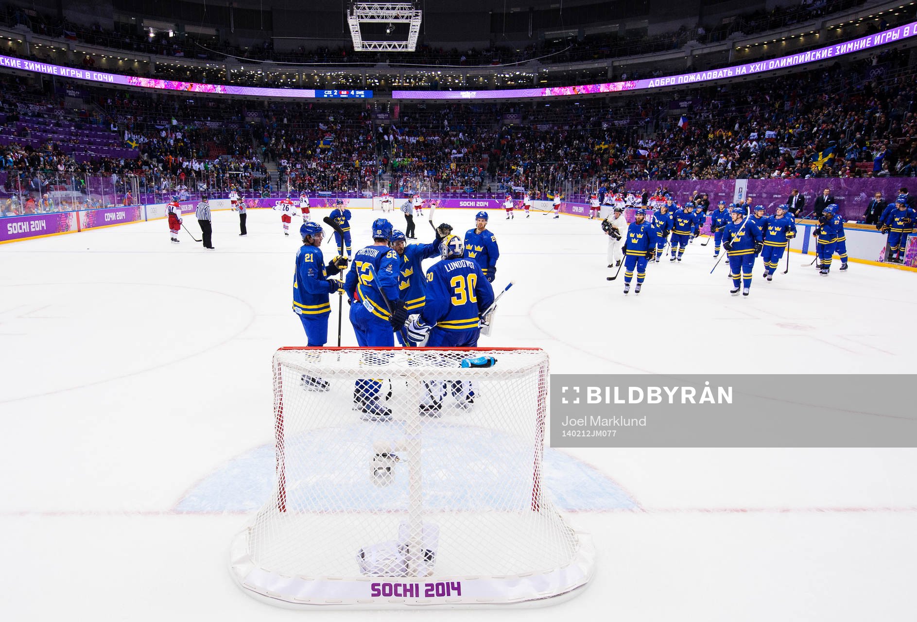 Sveriges spelare samlas kring målvakten Henrik Lundqvist